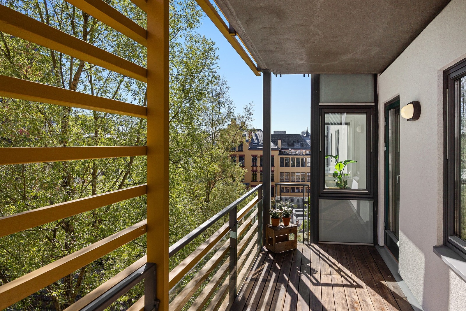 Balkongen er overbygget, noe som øker bruksverdien. Galleribilde