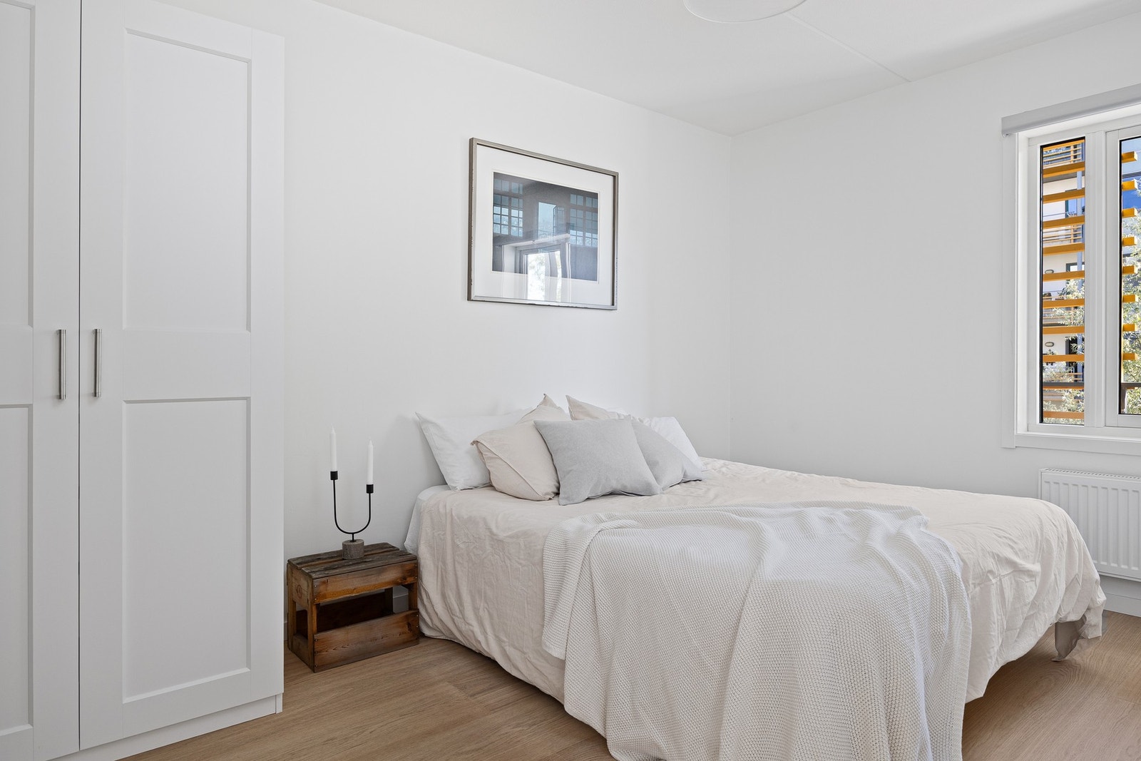 Hovedsoverom av god størrelse med garderobeskap for oppbevaring, Galleribilde