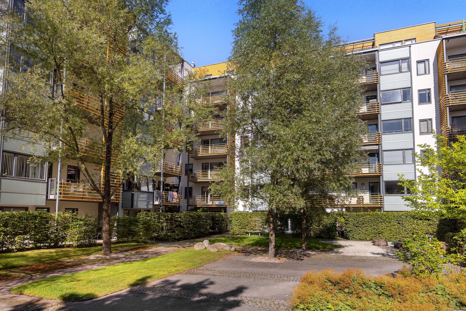 Pent opparbeidede fellesarealer skjermet for trafikk. Galleribilde