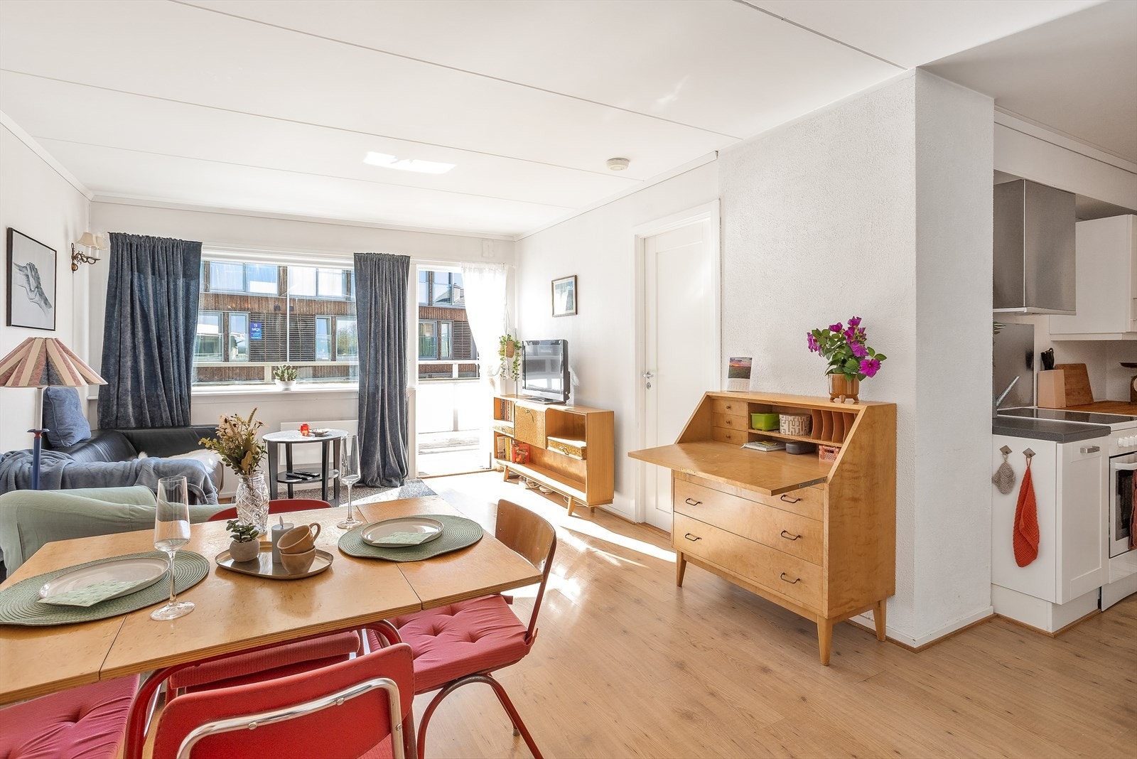 Stuen har laminat på gulv og tapetserte vegger. Galleribilde