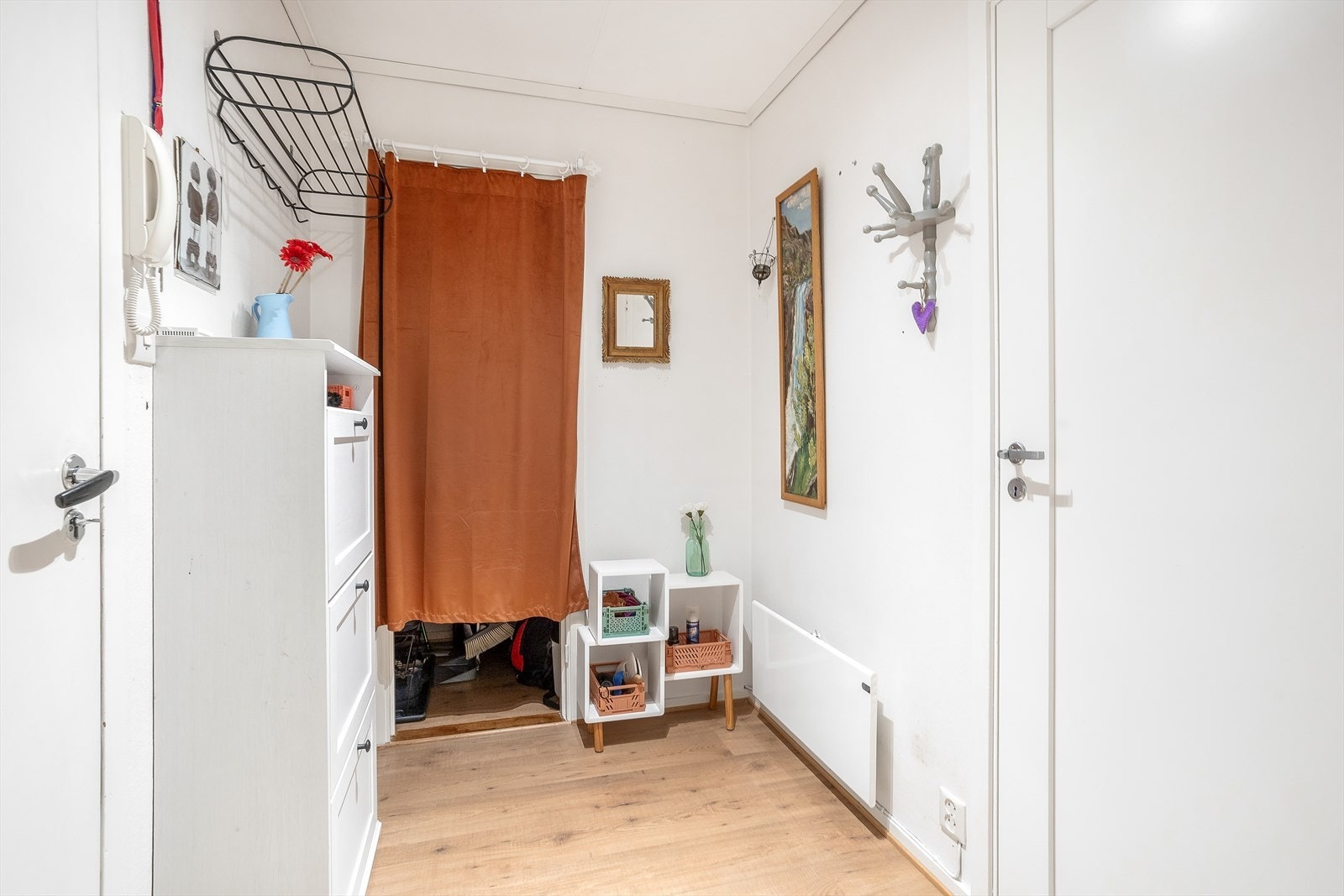 Entrè/ gang med fine muligheter for oppvaring og garderobe. Galleribilde