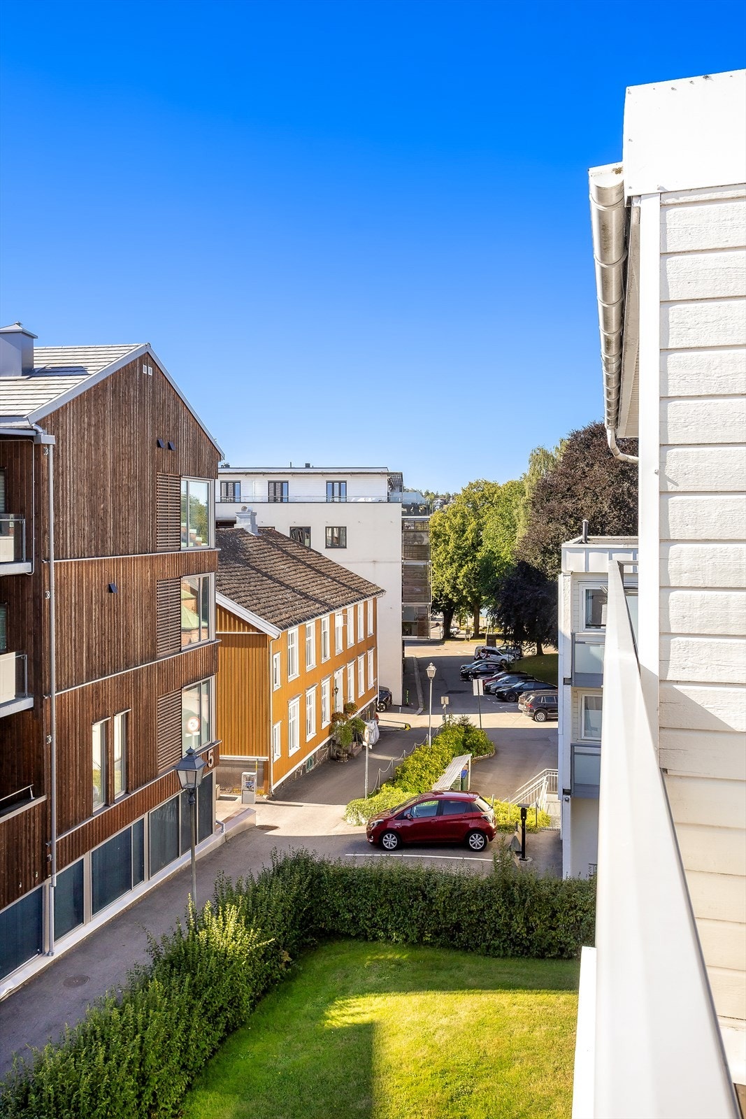 Utsikt mot nærområde fra balkongen. Galleribilde