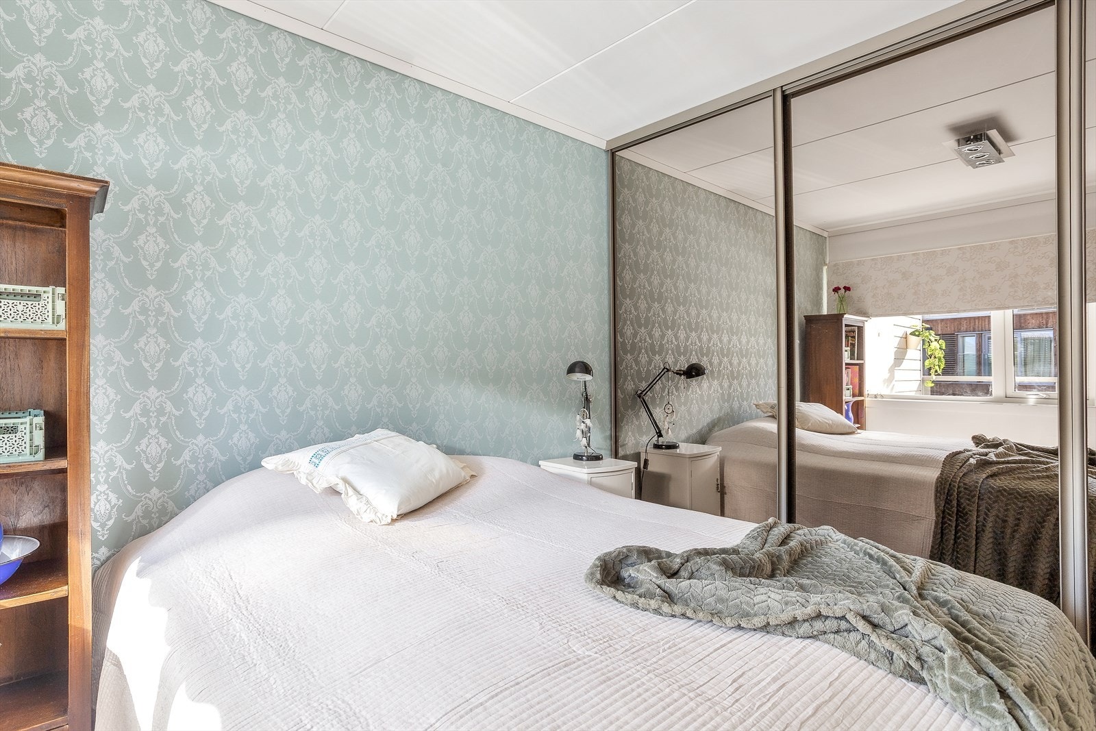 God oppbevaringsplass i skyvedørsgarderobe. Galleribilde