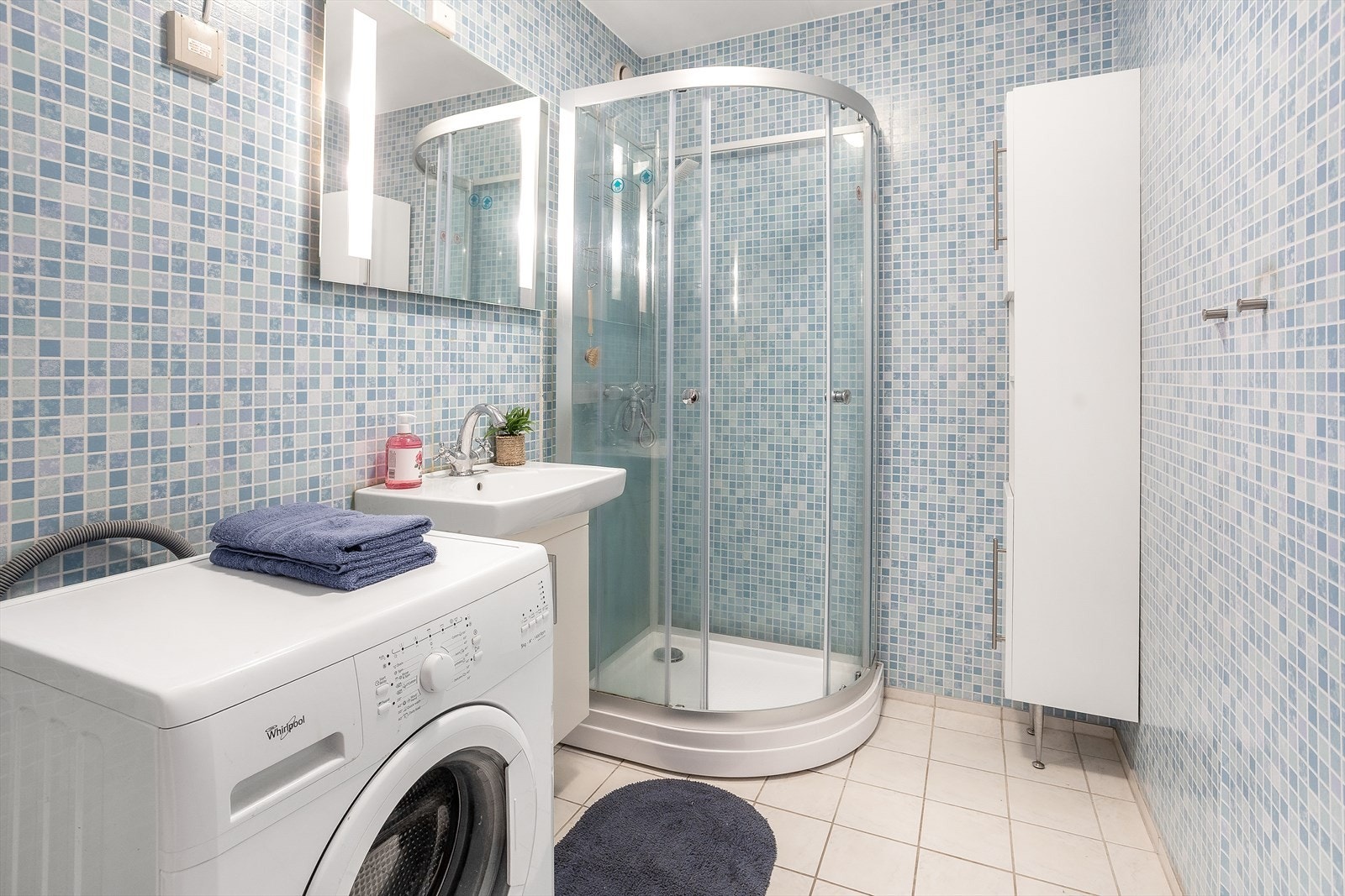 Badet har innredning med nedfelt servant, toalett, dusjkabinett
og opplegg for vaskemaskin. Galleribilde