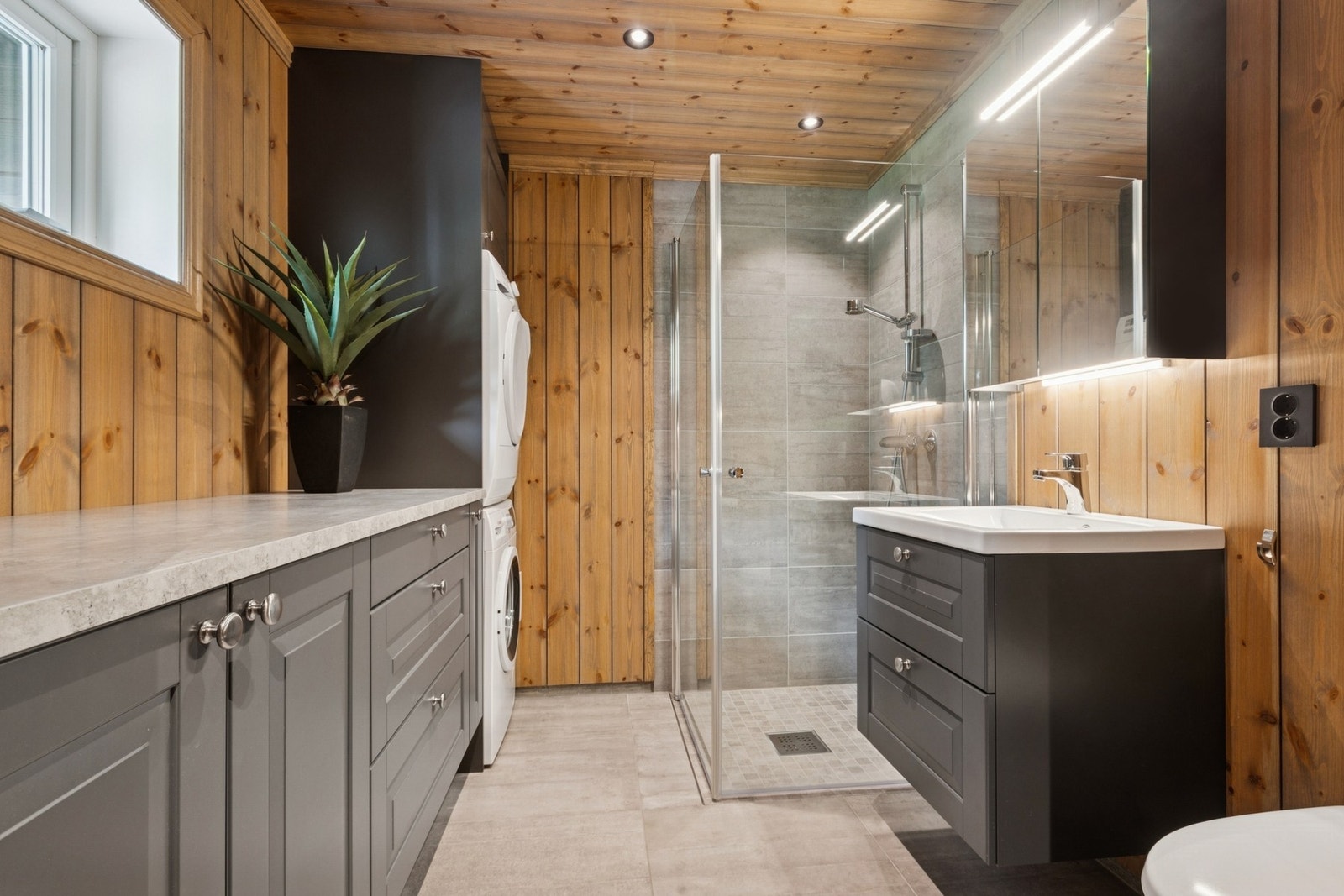 Det andre baderommet er en kombinasjon av vaskerom og bad. Galleribilde