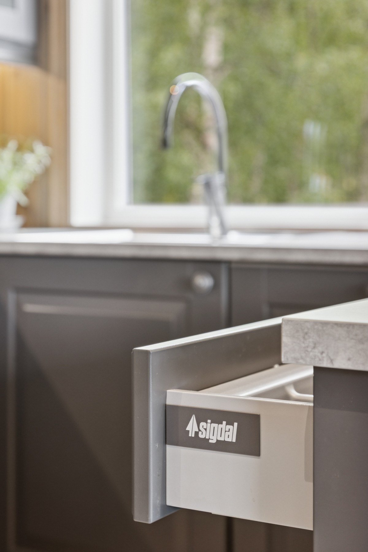 Stilrent Sigdal kjøkken med integrerte hvitevarer. Galleribilde