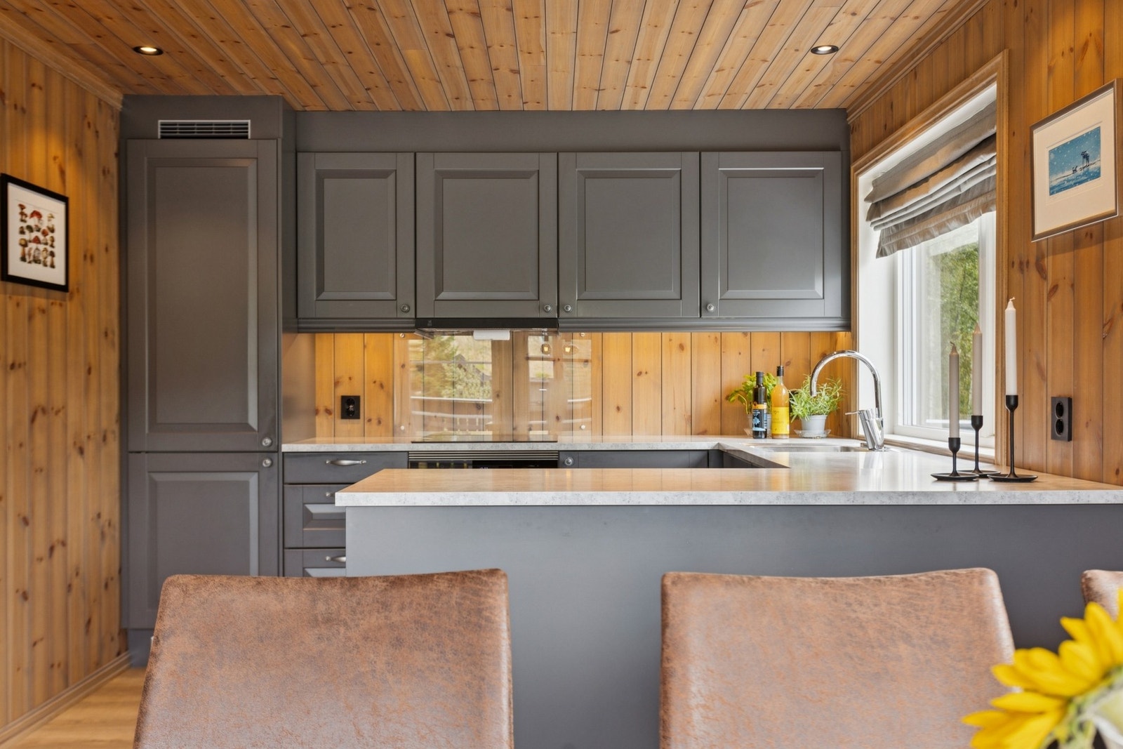 En sosial samlingsplass der matlaging og samtaler går hånd i hånd. Galleribilde