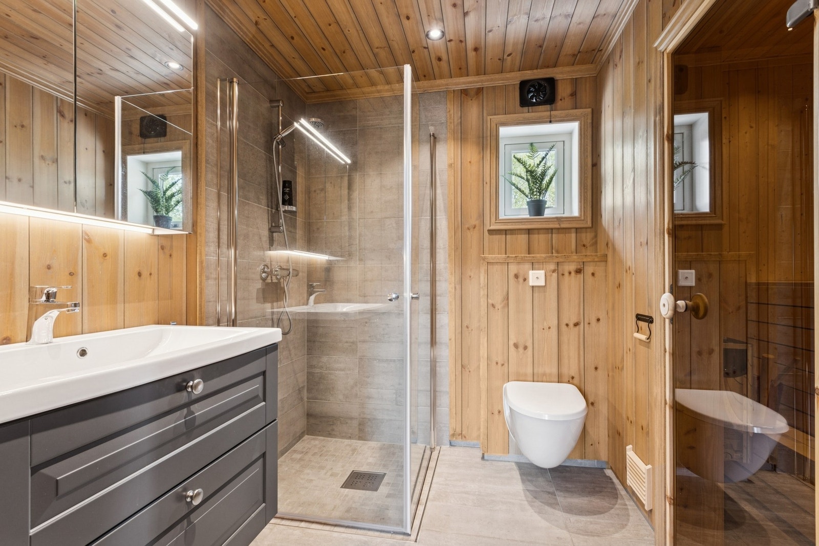 Inngang til badstue fra dette baderommet. Galleribilde