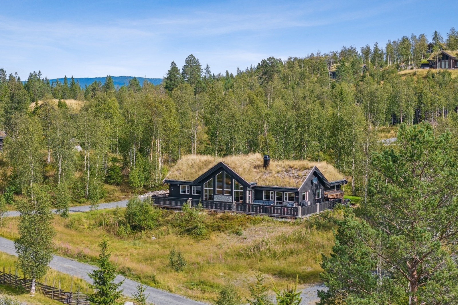 Fantastiske omgivelser med både skog, vann og fjellterreng. Galleribilde