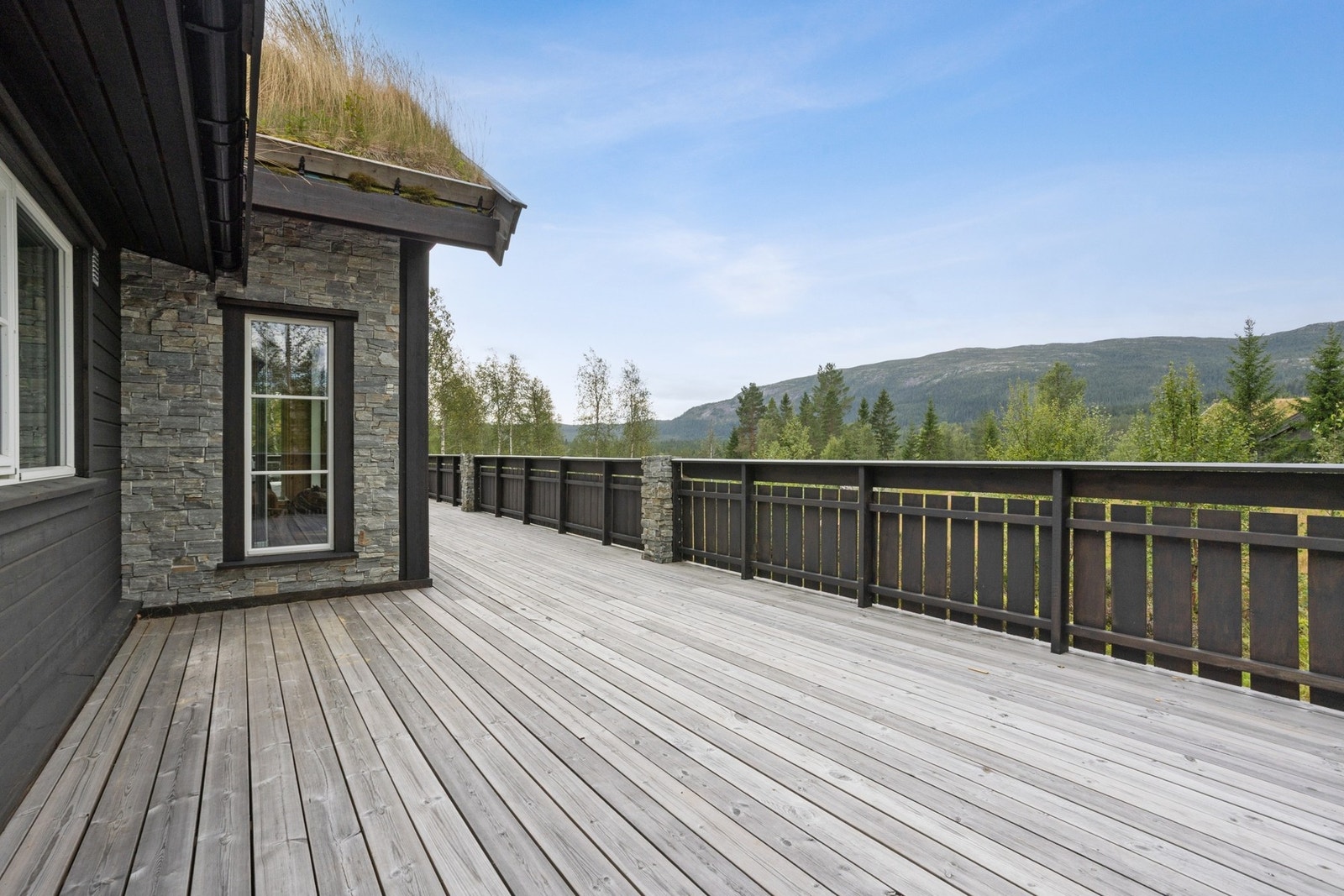 Det er godt med boltreplass for store og små på terrassen. Galleribilde