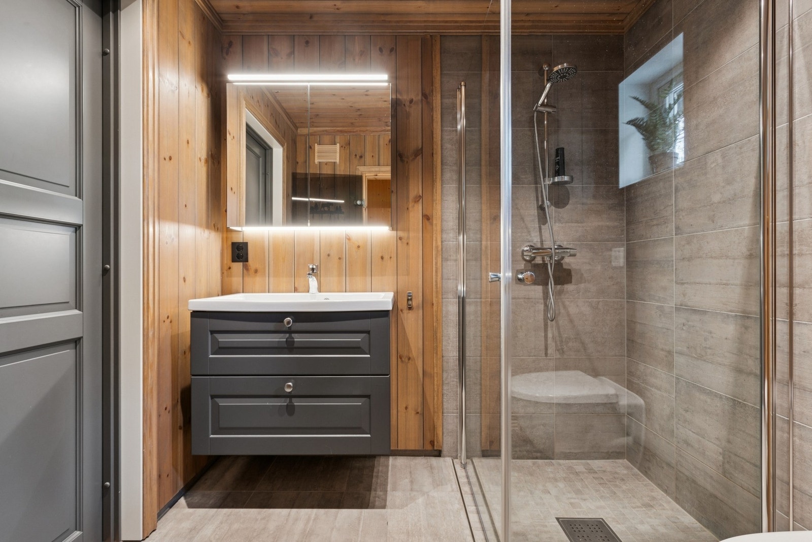 Hytta har to bad. Dusj, servant og vegghengt toalett - alt tilrettelagt for enkel bruk. Galleribilde