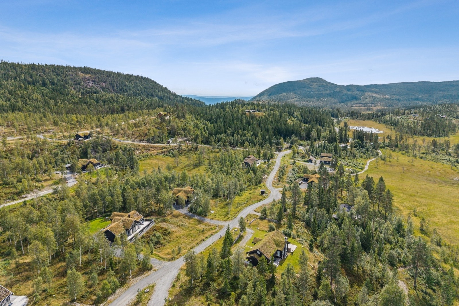 Sommerstid kan du nyte turer til fots, fiske eller bare roen i fjellet. Galleribilde