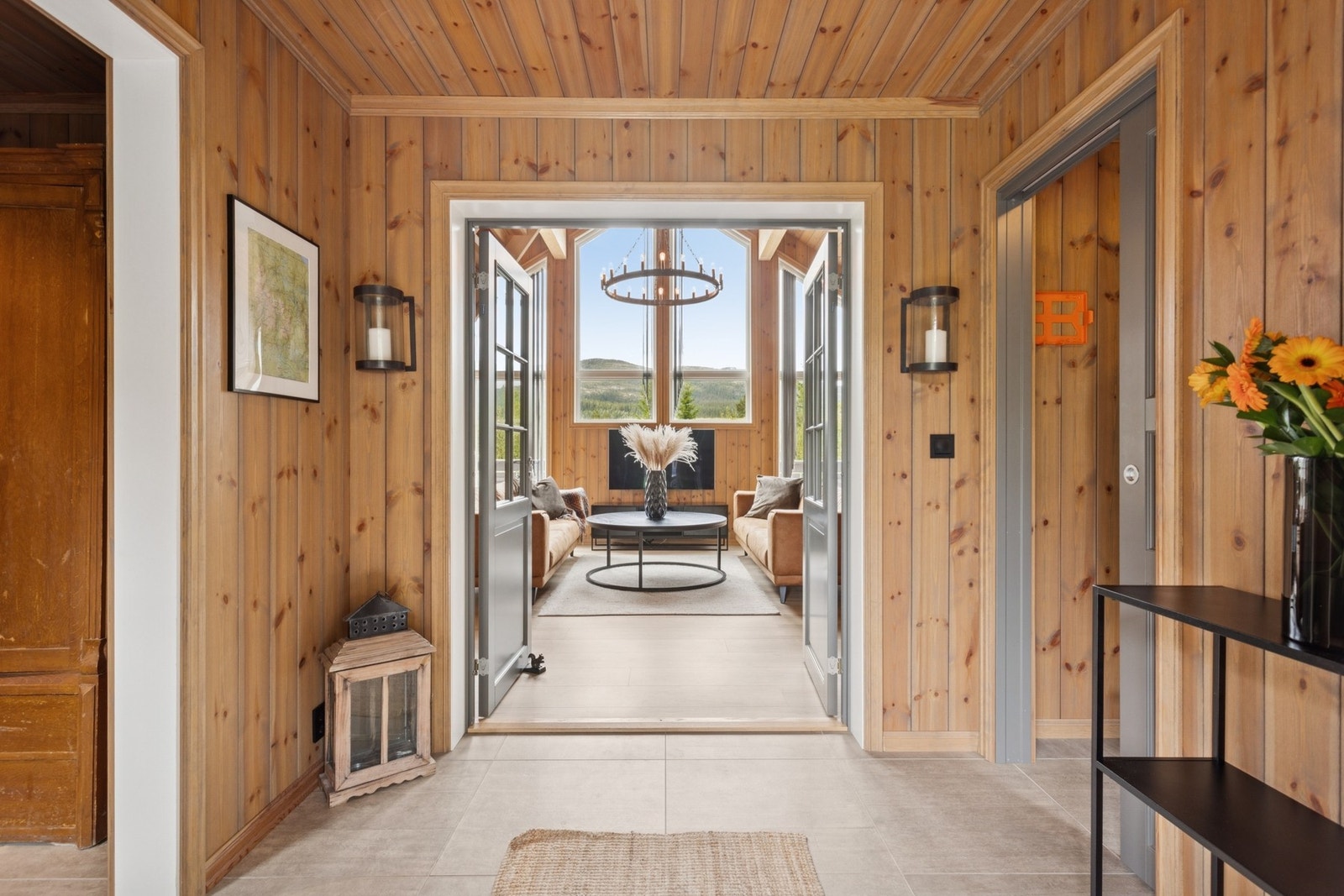 Velkommen inn - delikat entré med praktisk gang/garderobe til venstre. Dette gjør det enkelt å holde det ryddig og i orden. Galleribilde