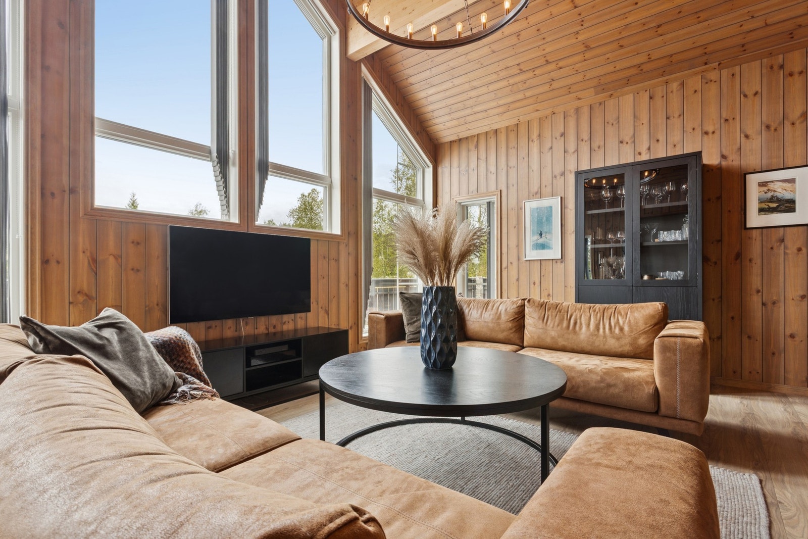 Det er svært god plass til sofagruppe og annet møblement i stuen. Galleribilde