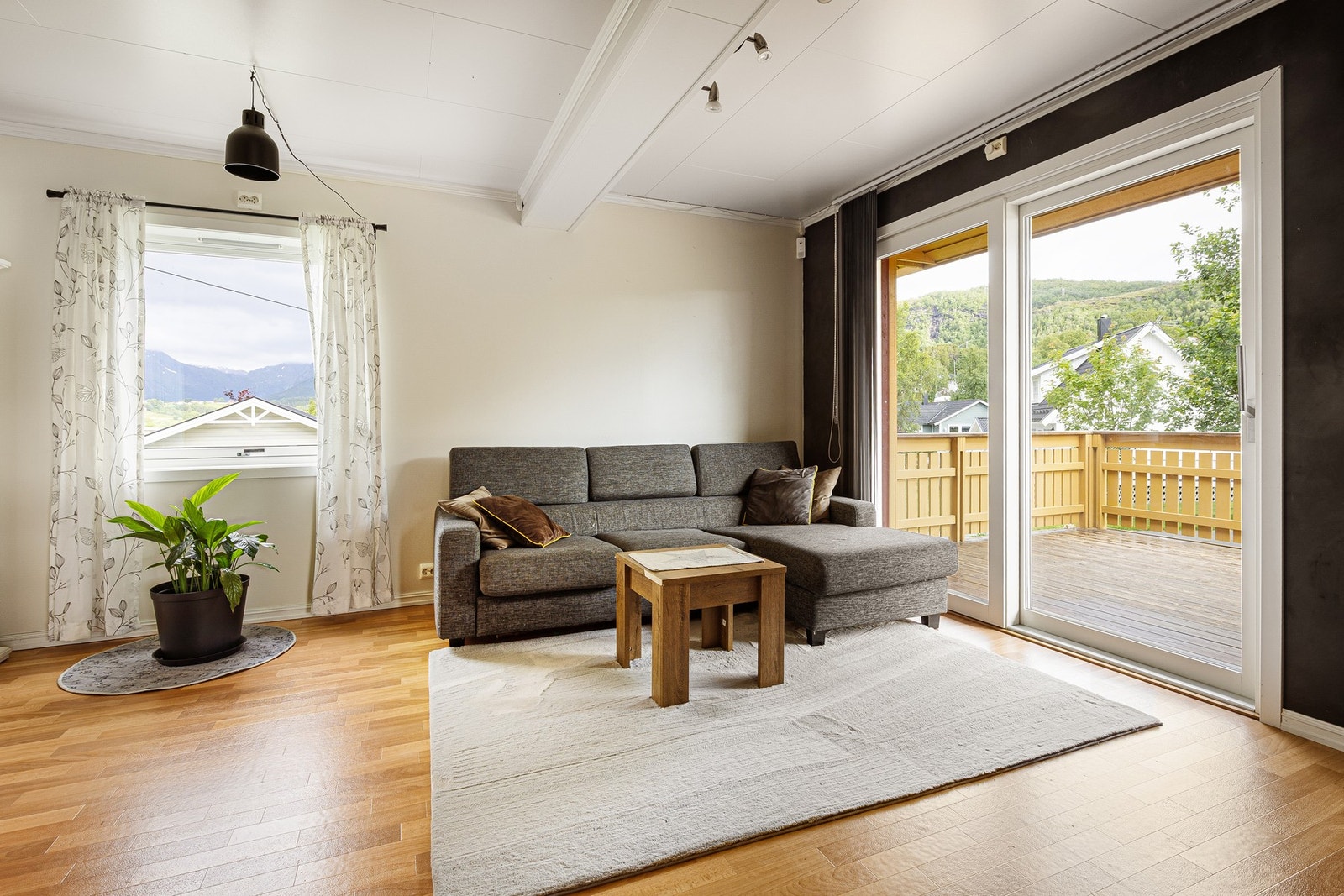 Utgang til en herlig veranda fra stuedelen. Galleribilde