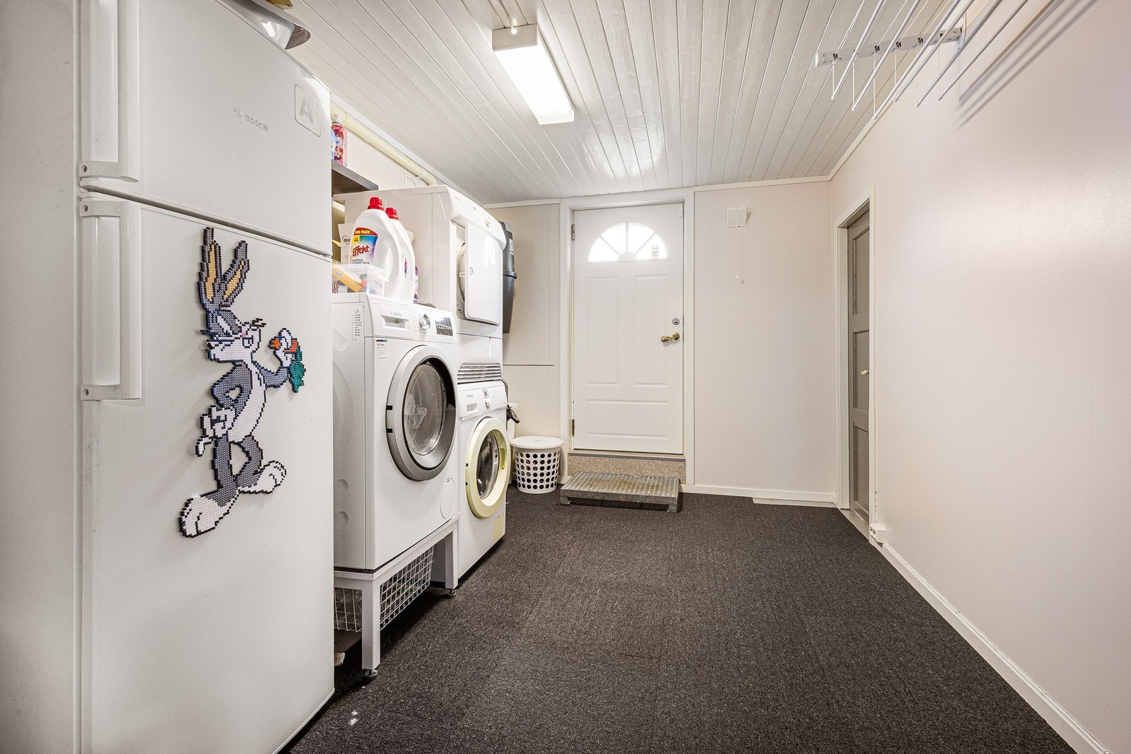 Vaskerom har ingen form for våtromssikring etter dagens krav og
standard. Galleribilde