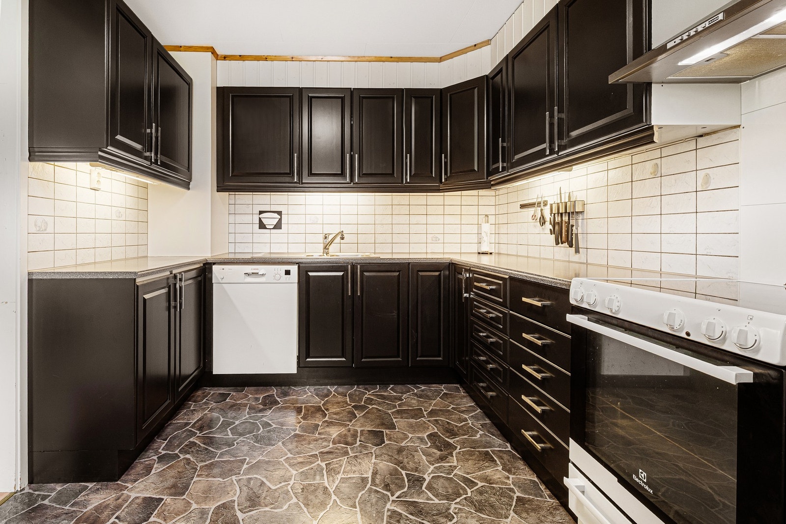 Kjøkken har innredning med malte, profilerte fronter. Galleribilde