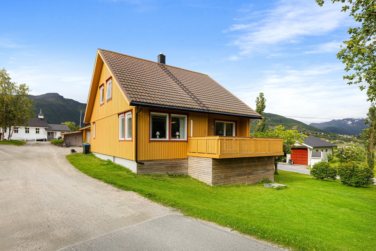 Velkommen til en romslig og familievennlig enebolig med attraktiv beliggenhet. Galleribilde