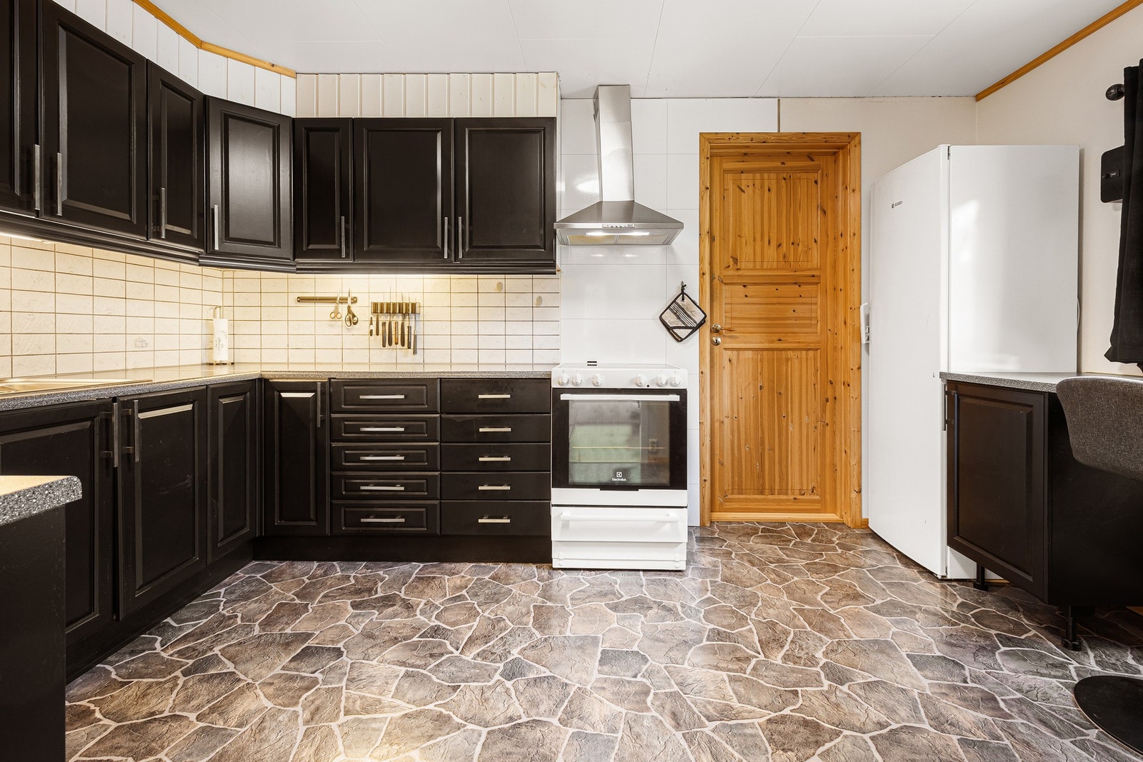 Frittstående
Komfyr ved innredningen. Plass til oppvaskmaskin og kjøleskap. Galleribilde