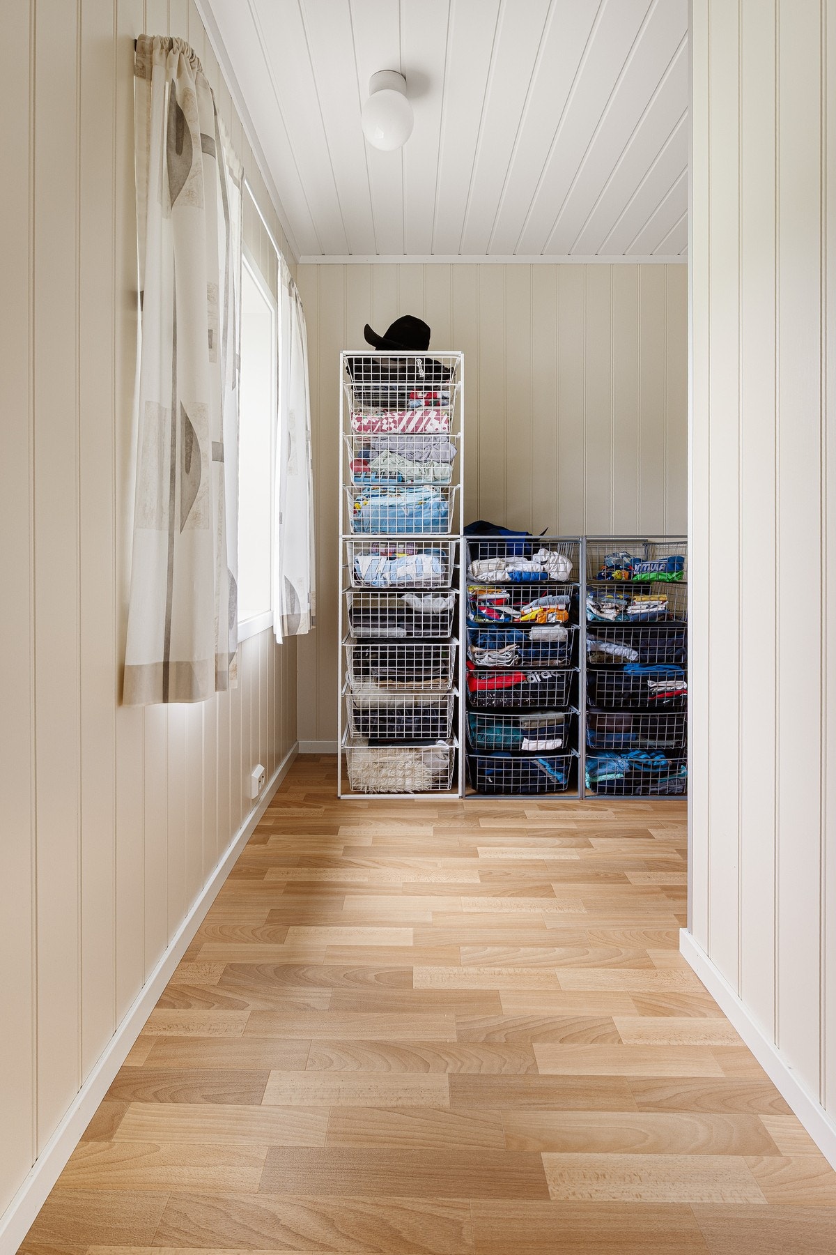 Et tidligere soverom er ominnredet til bod og et bad. Galleribilde