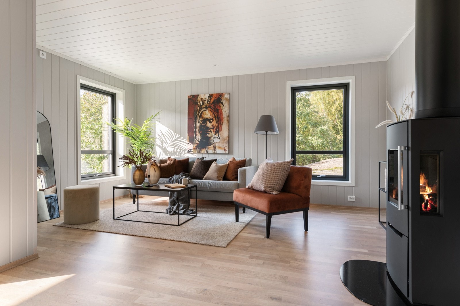 Boligen har en fin planløsning som gjør at man kan innrede i ulike soner etter eget ønske og behov. Galleribilde