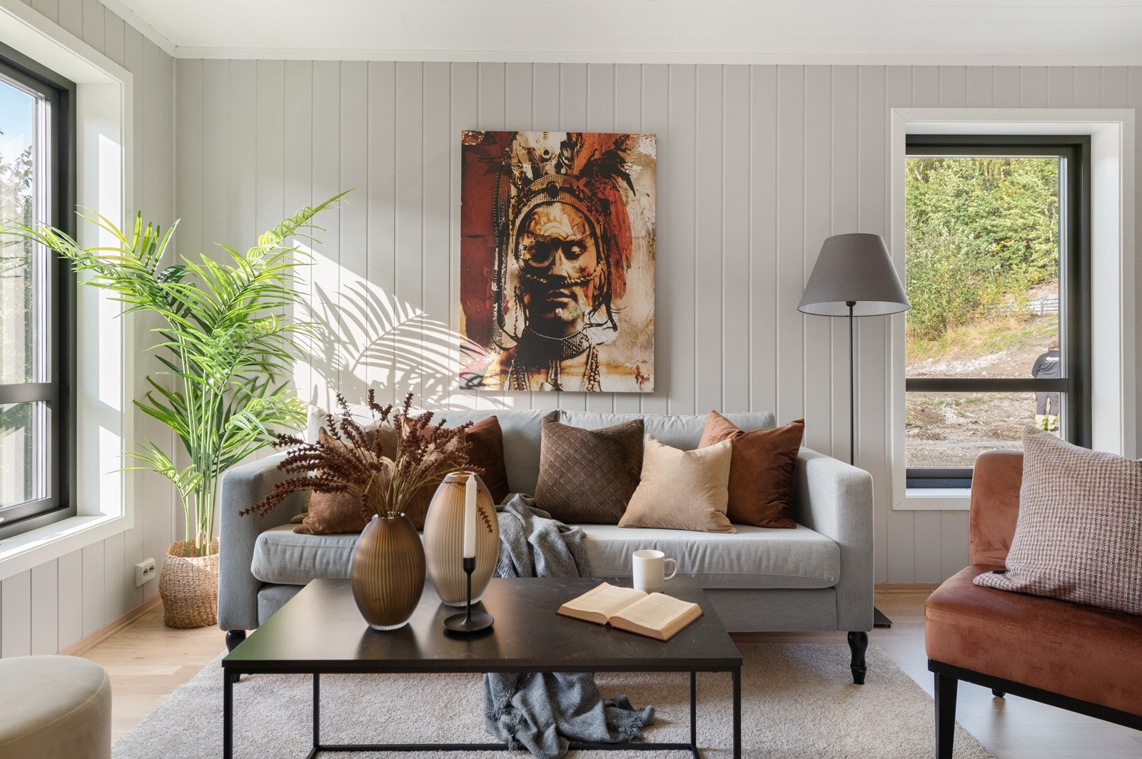 Store vindusflater i stuen sørger for rikelig med naturlig lys og slipper naturen inn. Galleribilde