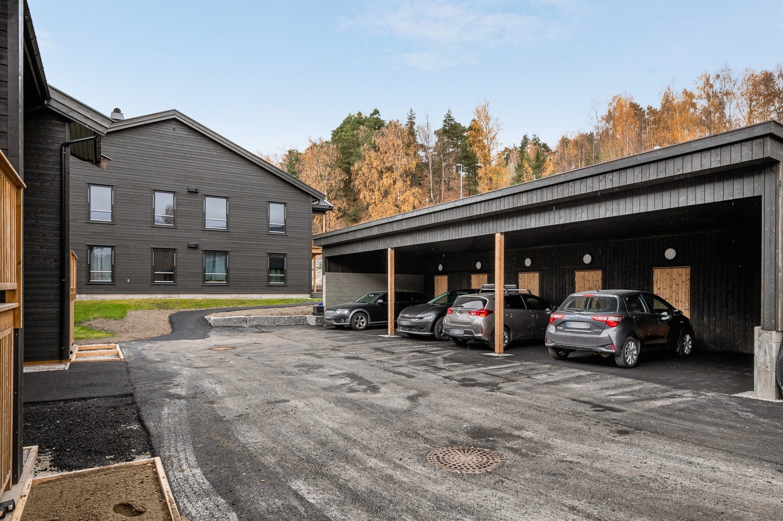 Parkeringsplass i carport med tilhørende bod. Galleribilde