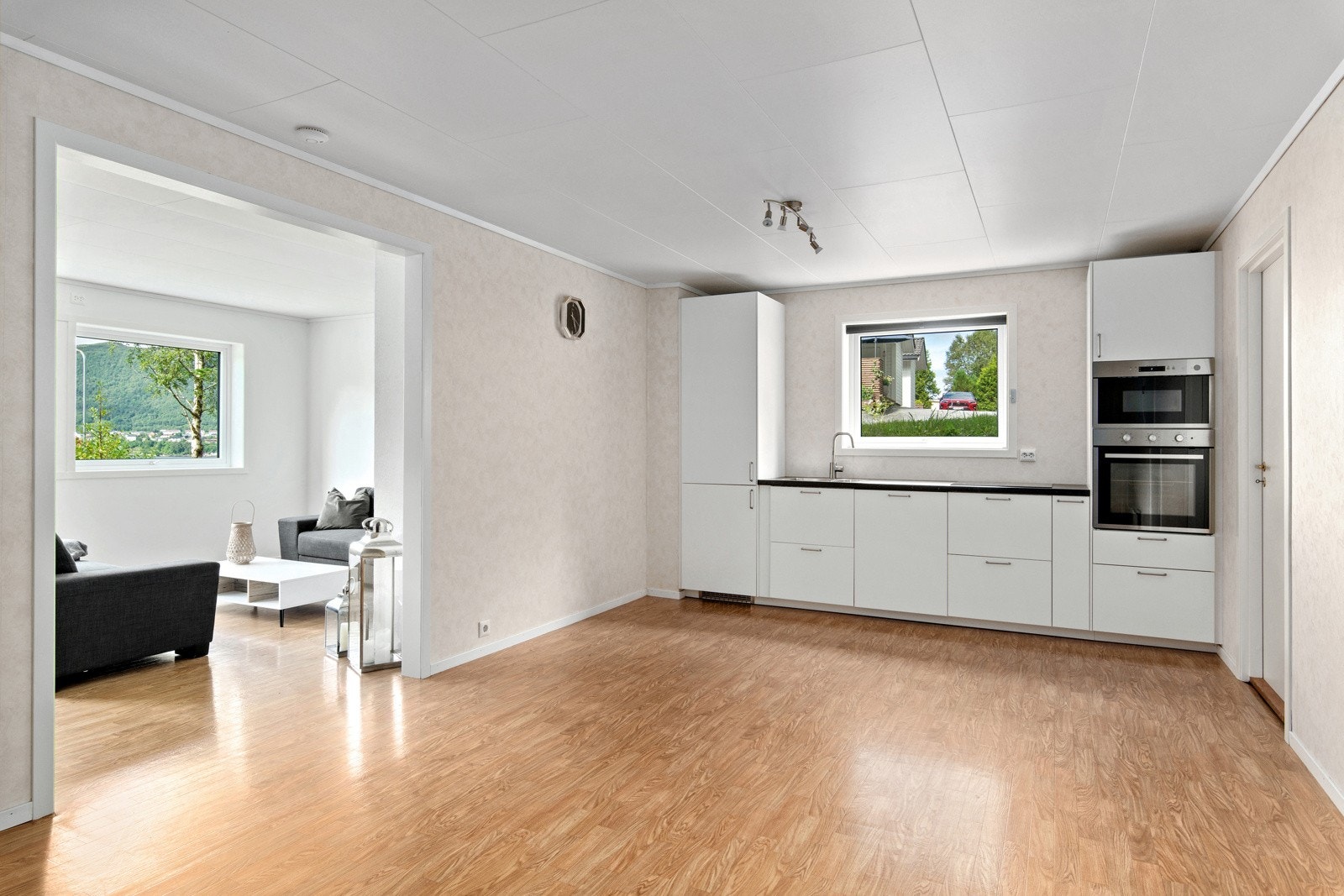 Fra denne stuen er det åpent inn til en annen stue. Galleribilde
