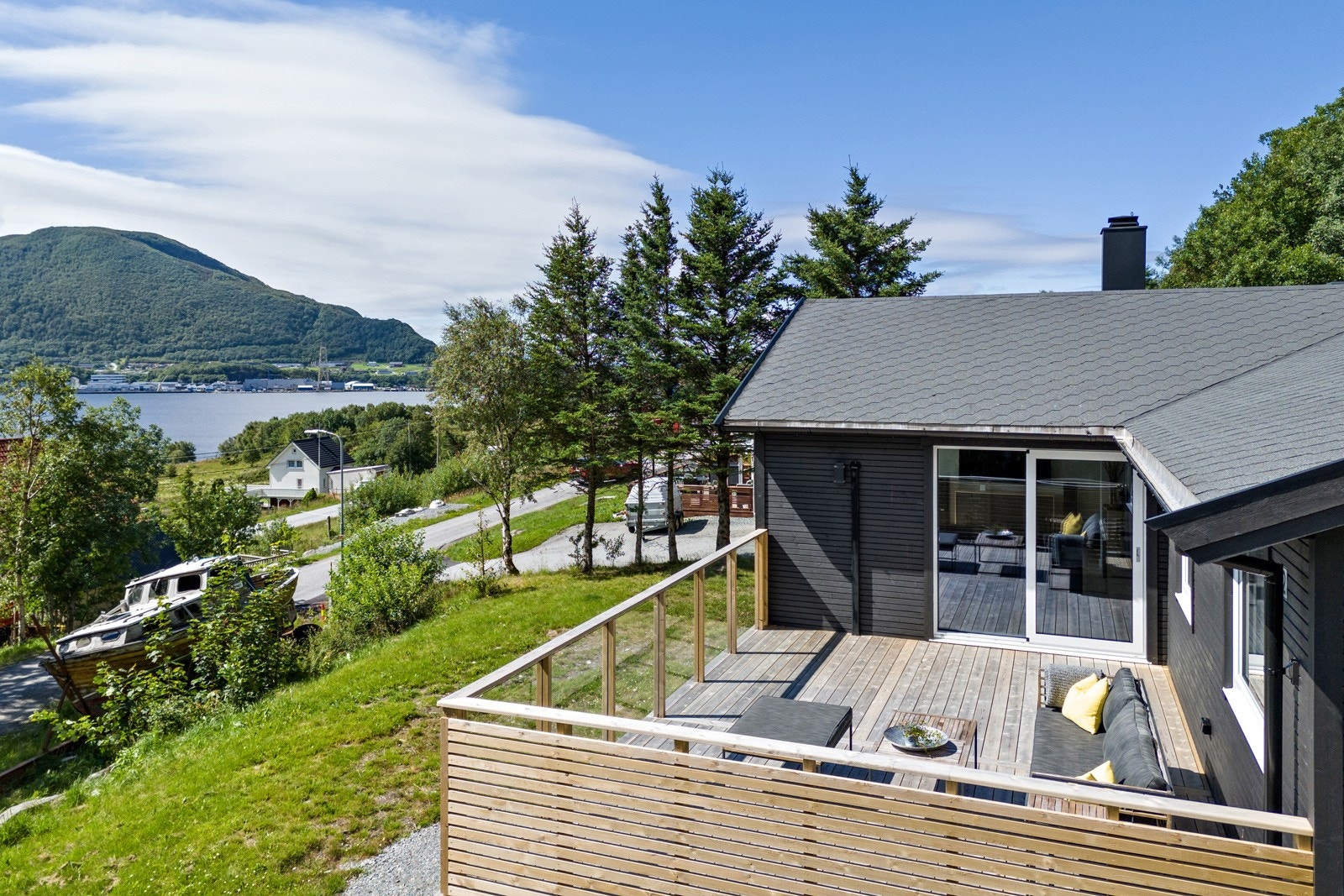 Den flotte terrassen på ca. 26 kvm leer både for vinden og har fantastisk panoramautsikt. Galleribilde