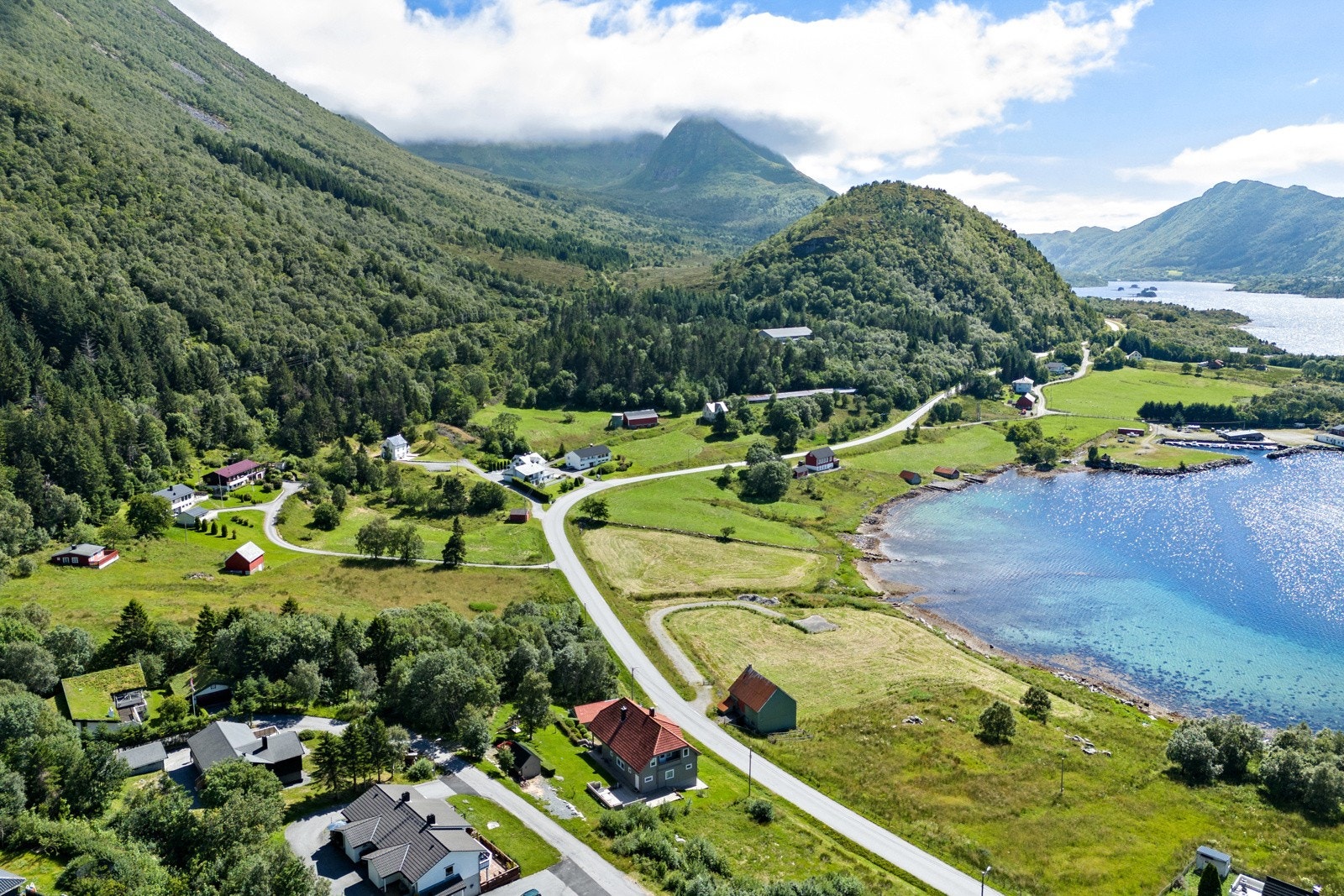 Det er kort vei fra eiendommen både til fjellturer og til fjøra. Galleribilde
