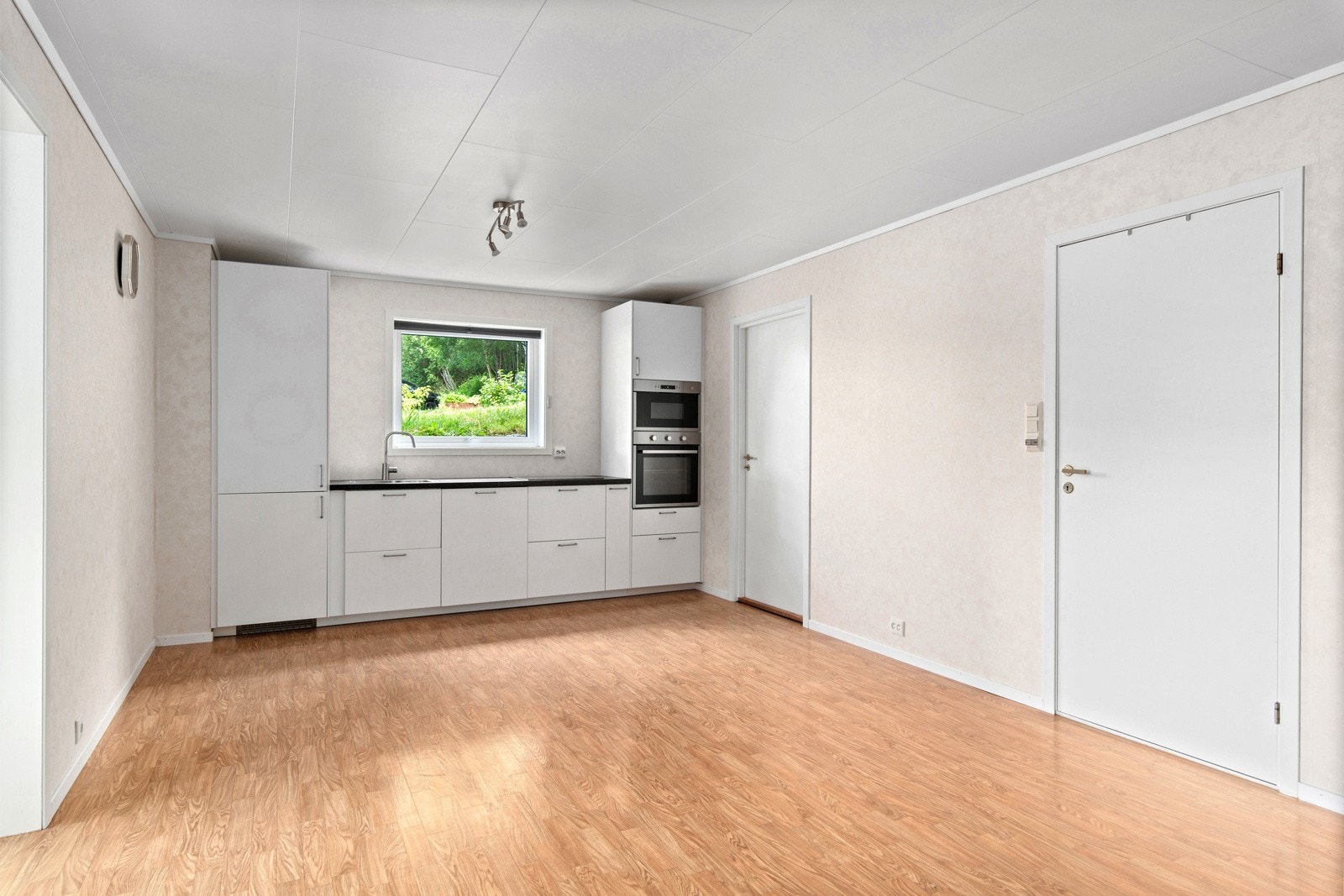 Her ser vi døren til et bad og en bod. Galleribilde