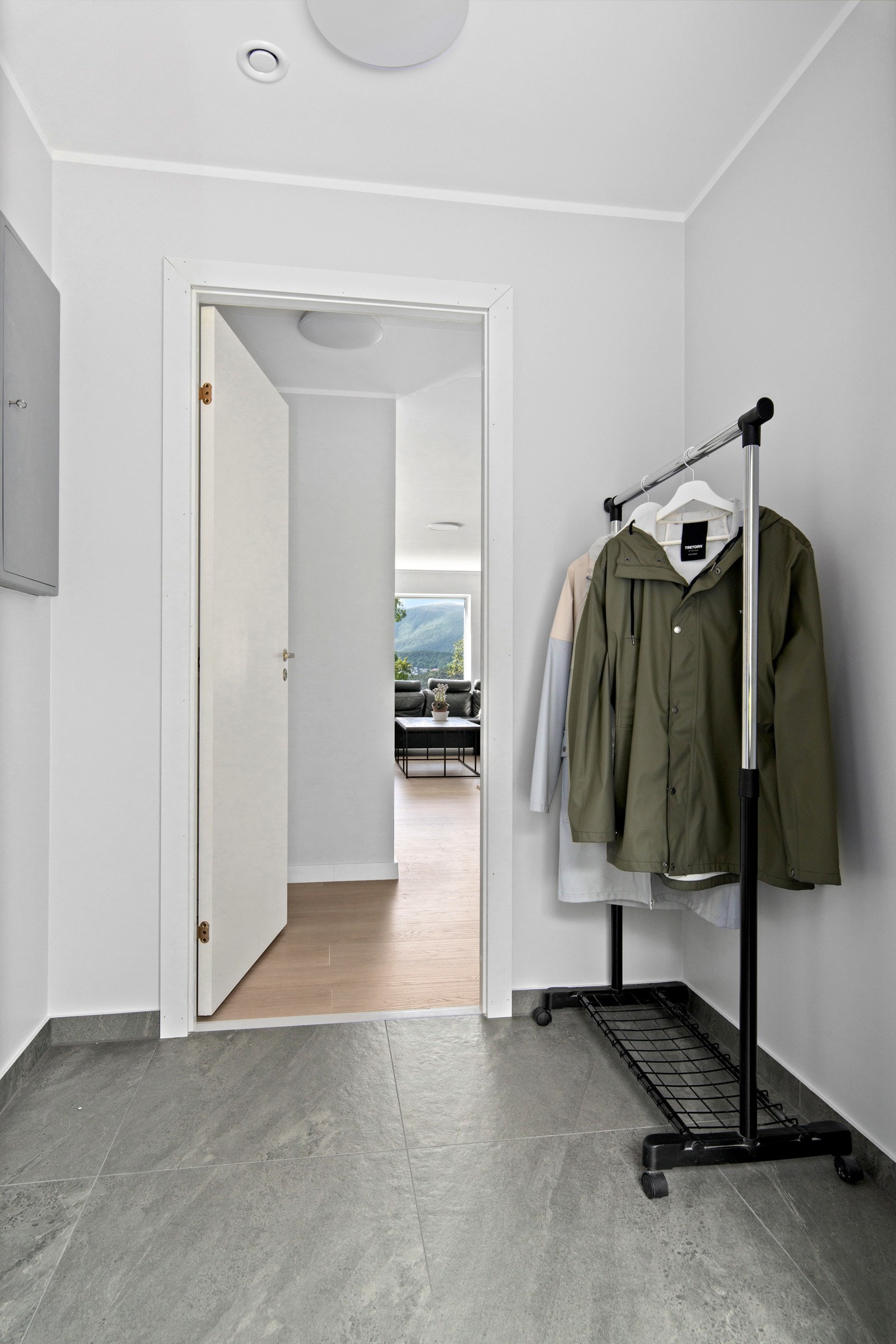 Her ser vi fra gangen og videre inn til stuen. Galleribilde