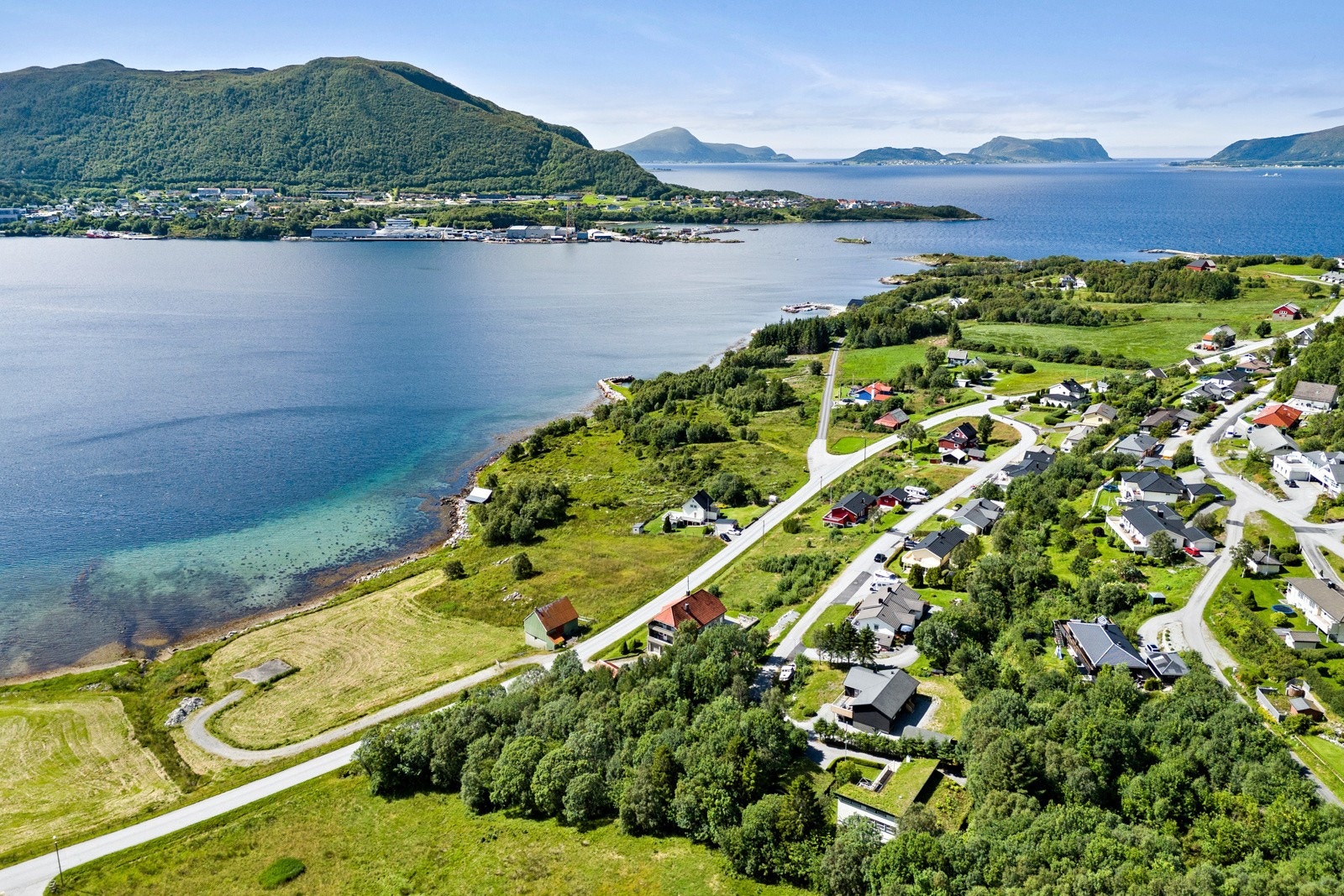 Fra Helland med Brattvågen, Lepsøya og Haramsøya i bakgrunnen. Galleribilde