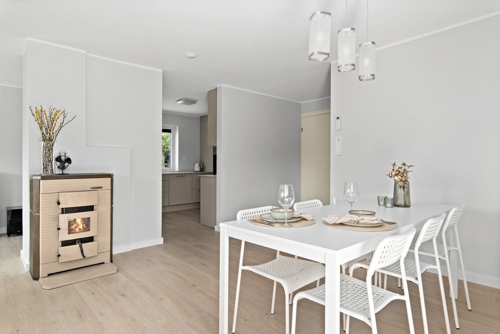 Et perfekt sted å plassere spisebordet med kort vei til kjøkkenet. Galleribilde