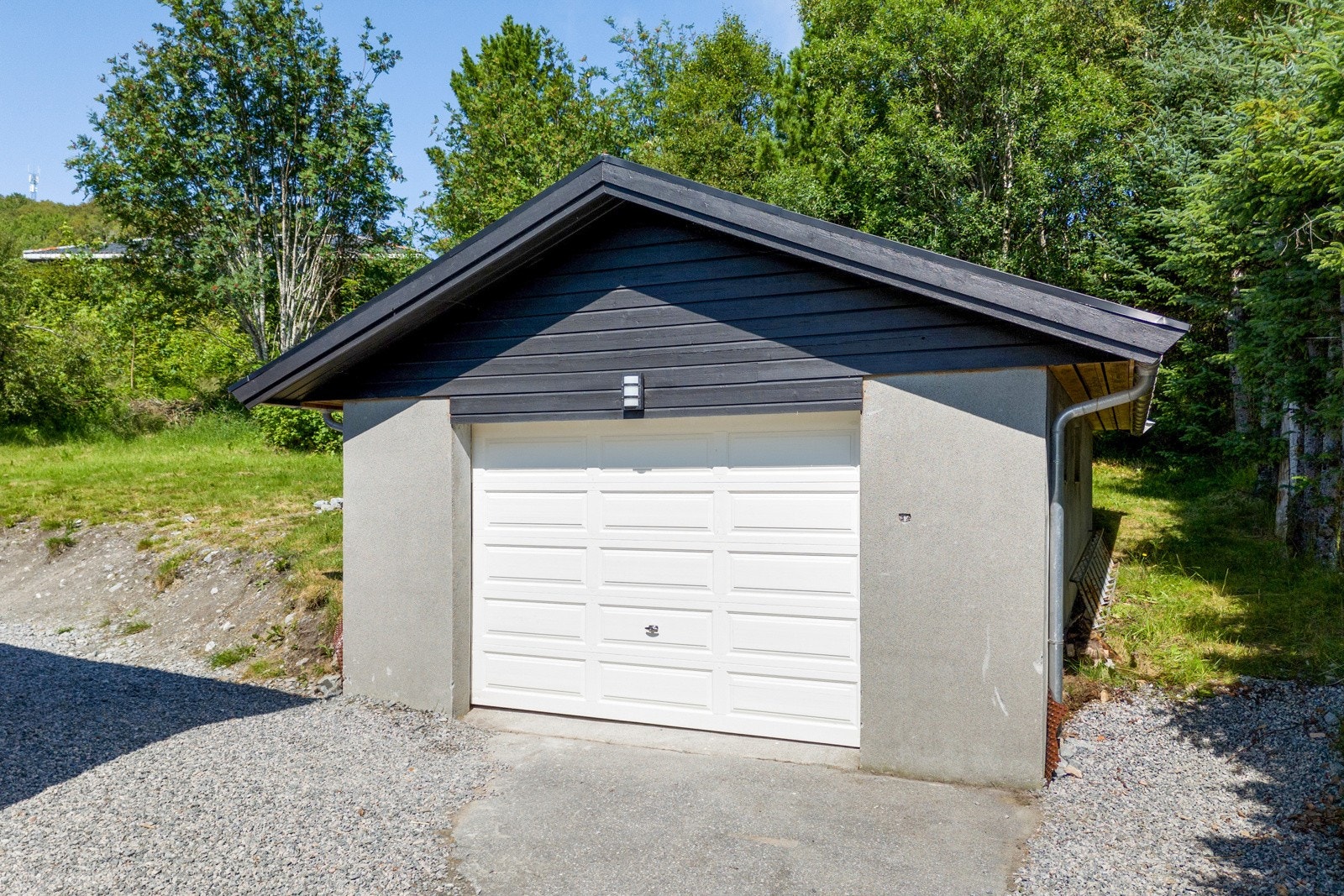 Garasje fra 1993 med innlagt strøm, lys og stikkontakter. Galleribilde
