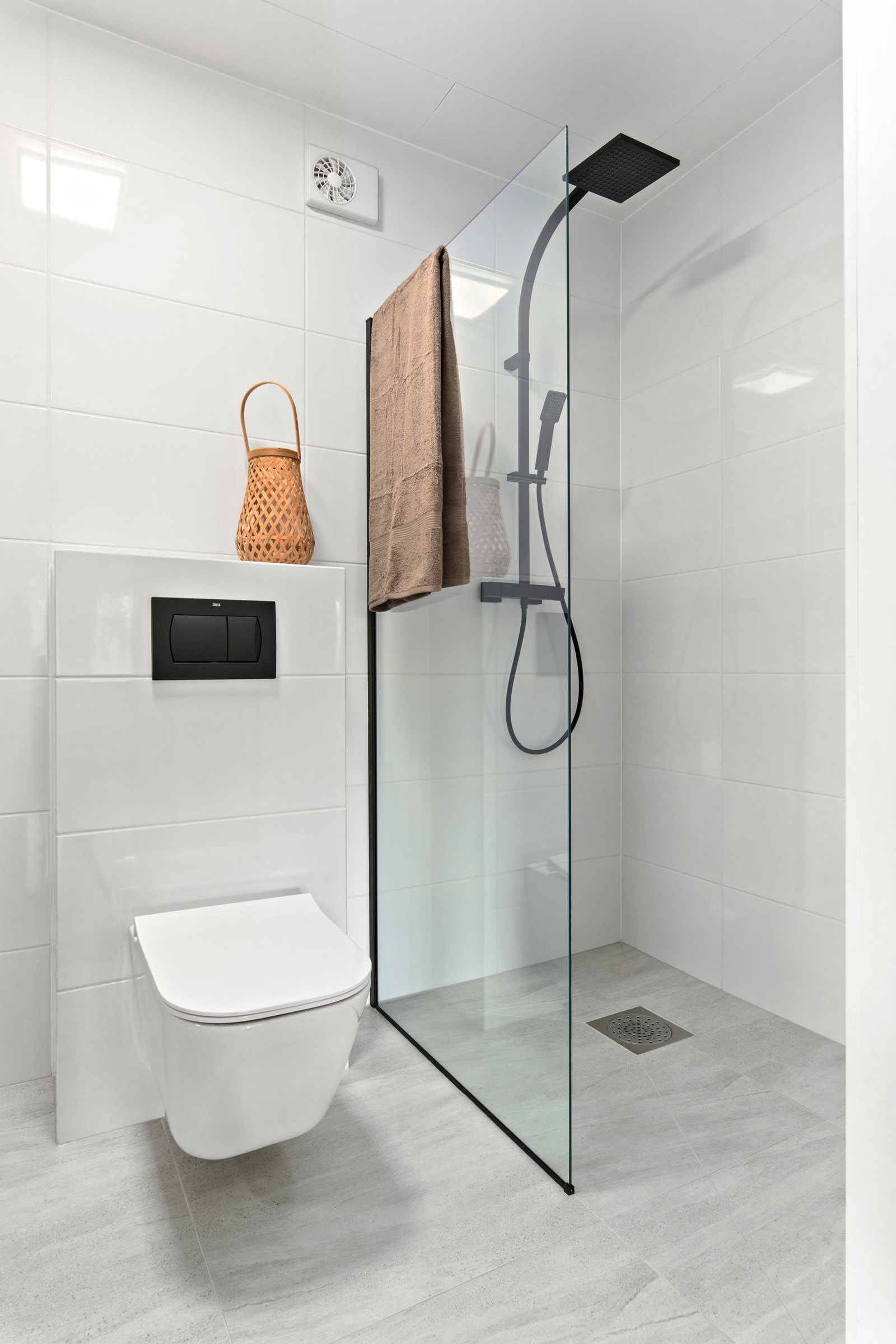 Det er fliser både på gulvet og på veggene på dette badet. Galleribilde