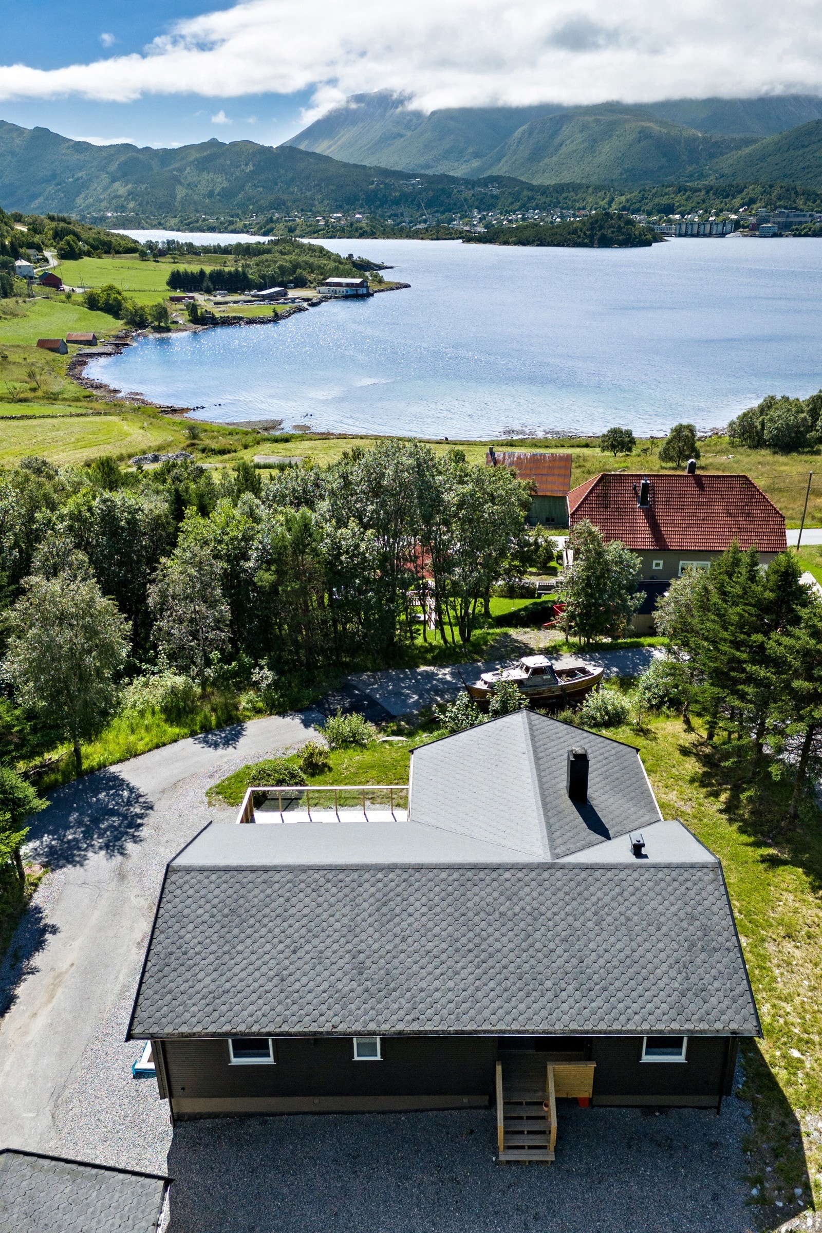 Her ser vi et bilde av eiendommen tatt med drone. Galleribilde