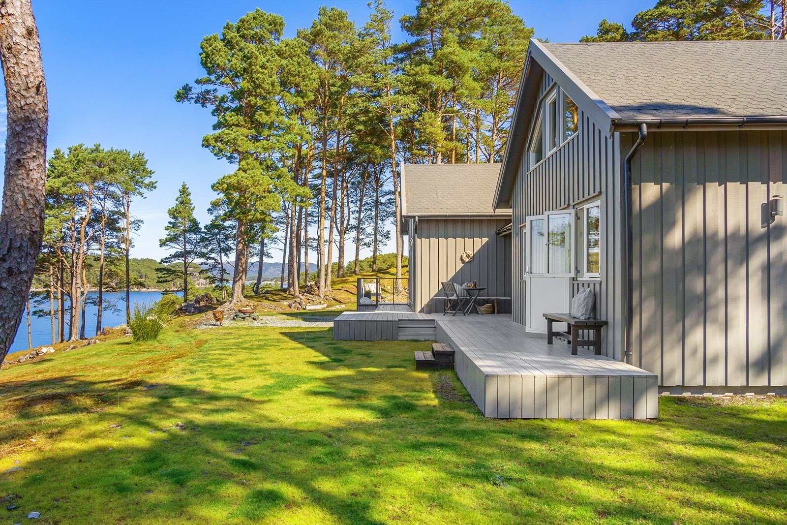 Lettstelt og flat plen/naturtomt - perfekt for lek og moro Galleribilde