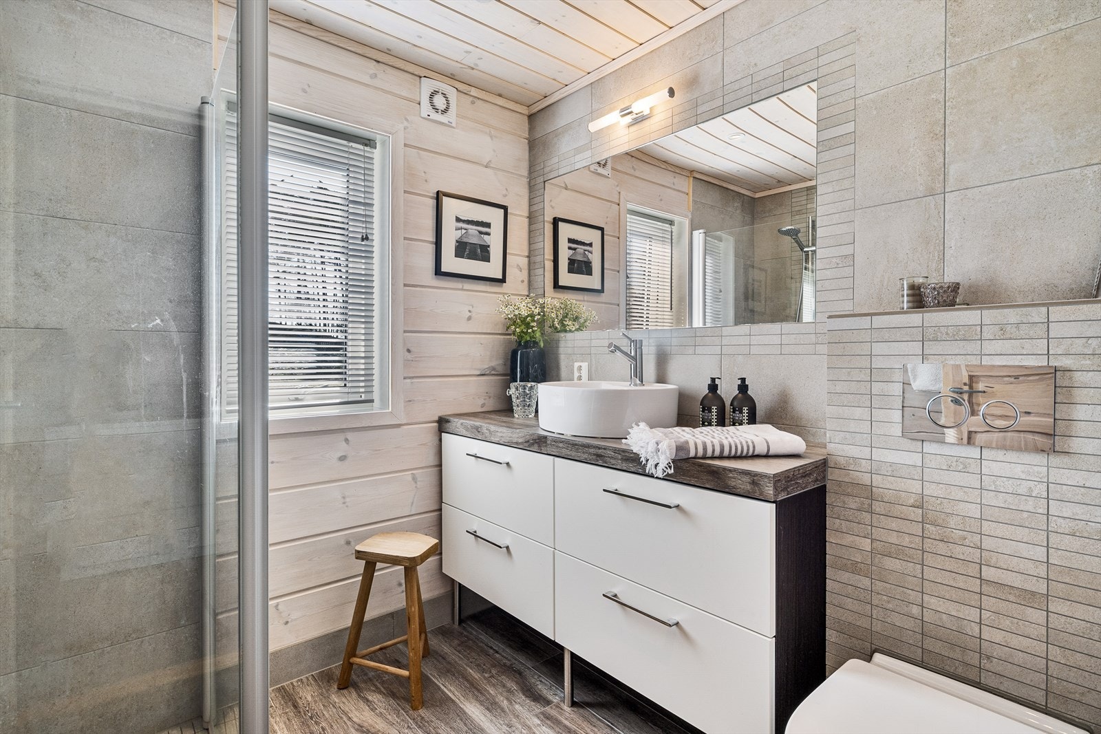 Det er to romslige bad - dette med dusjhjørne Galleribilde