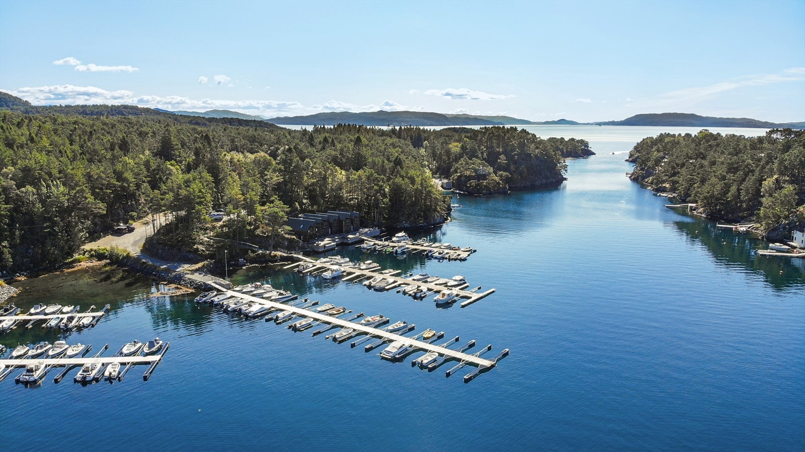 Fast tinglyst båtplass og parkeringsplass på landsiden - få minutters båttur til øyen Galleribilde
