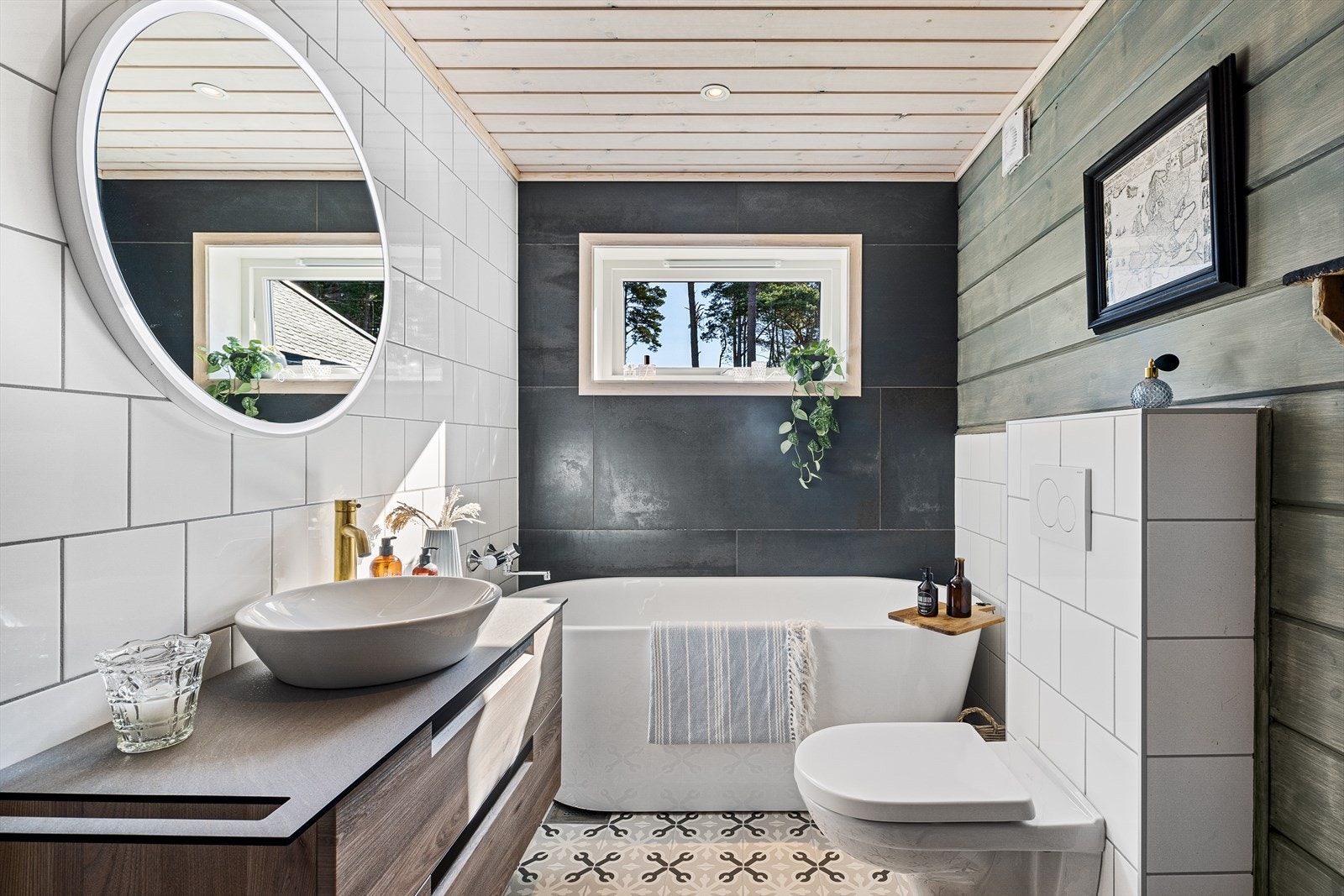 Det største badet har badekar og opplegg for vaskemaskin og tørketrommel Galleribilde