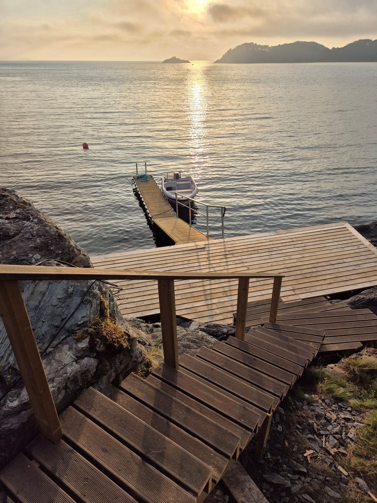 Nylig oppført tilkomstbrygge sammen med nabo Galleribilde