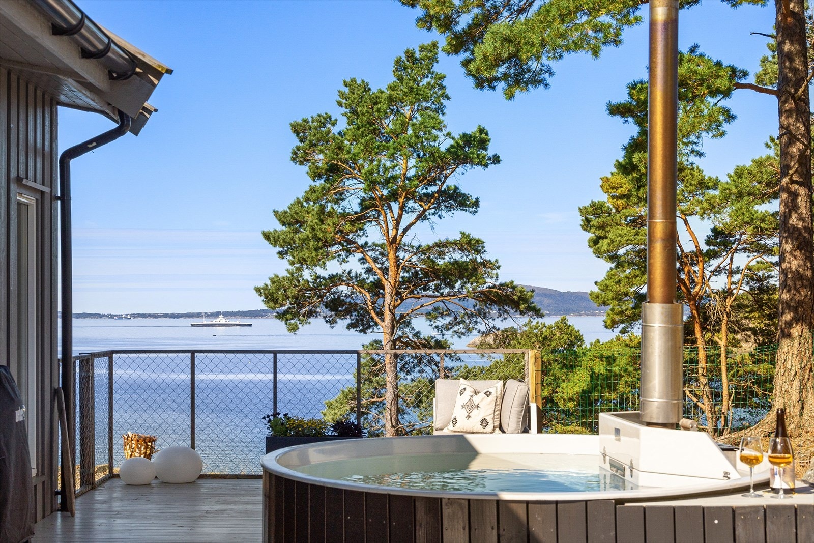 Nyt den flotte utsikten fra den vedfyrte stampen Galleribilde