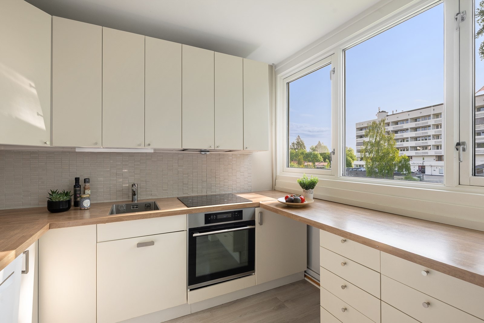 Kjøkkenet er utstyrt med integrert stekeovn og platetopp, samt ventilator med kullfilter. Det er også frittstående kjøleskap og vaskemaskin Galleribilde