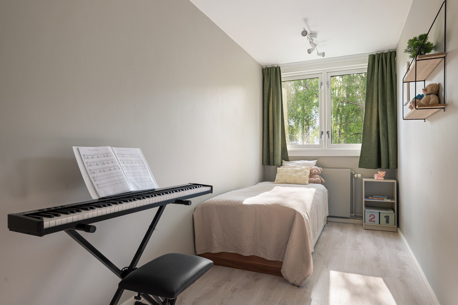 Det andre soverommet egner seg godt som barnerom, gjesterom eller hjemmekontor Galleribilde