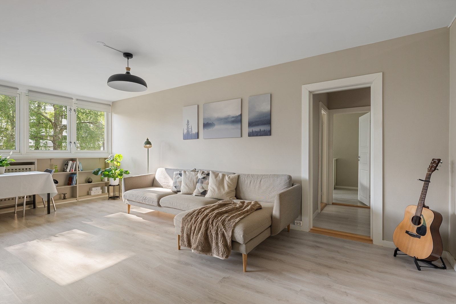 Rommet har god plass til sofagruppe, TV-benk og spisebord Galleribilde