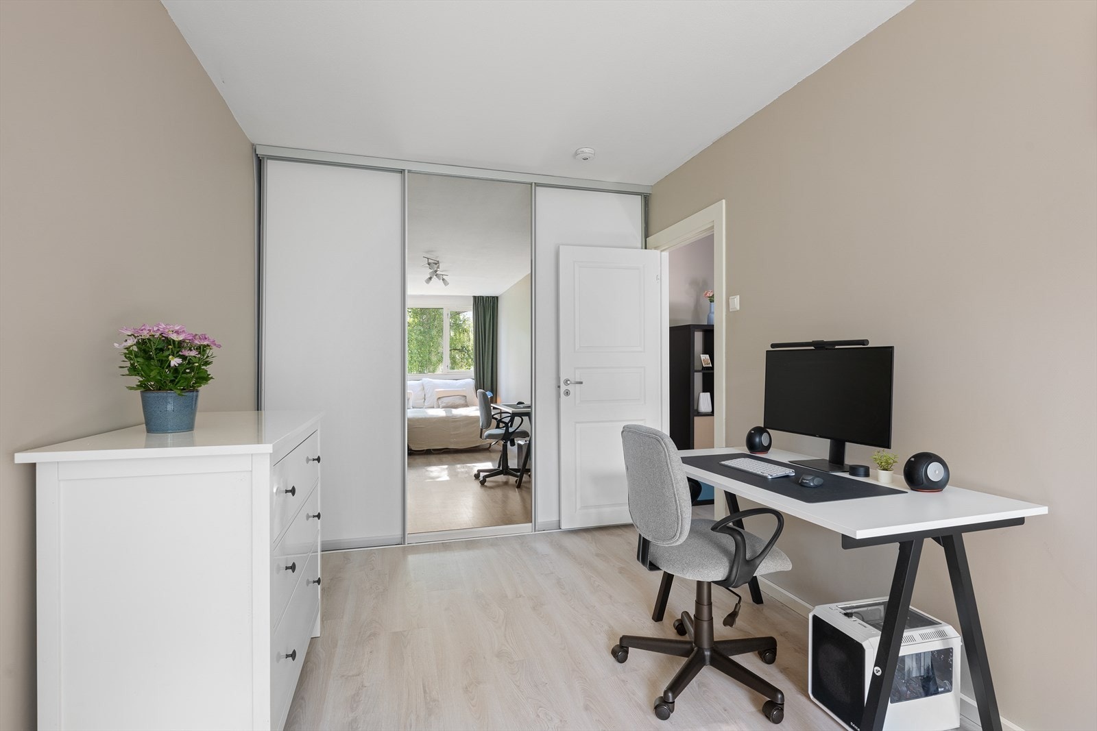 Hovedsoverommet er av god størrelse og har plass til både dobbeltseng, nattbord, skrivebord og garderobeløsning - perfekt som et komfortabelt og funksjonelt hovedsoverrom Galleribilde