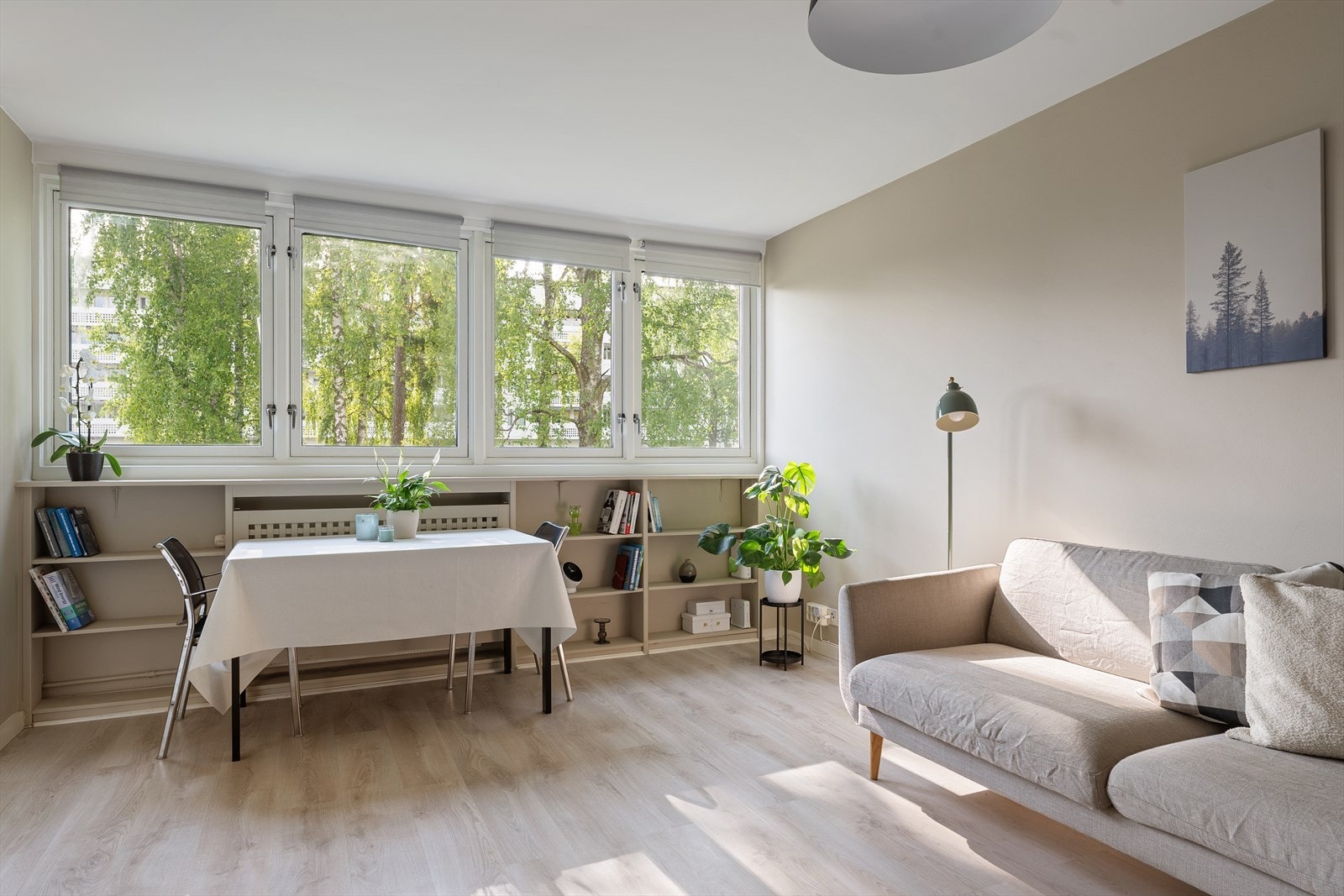 Stuen/spisestuen fremstår lys og luftig med delvis åpen løsning mot kjøkkenet Galleribilde