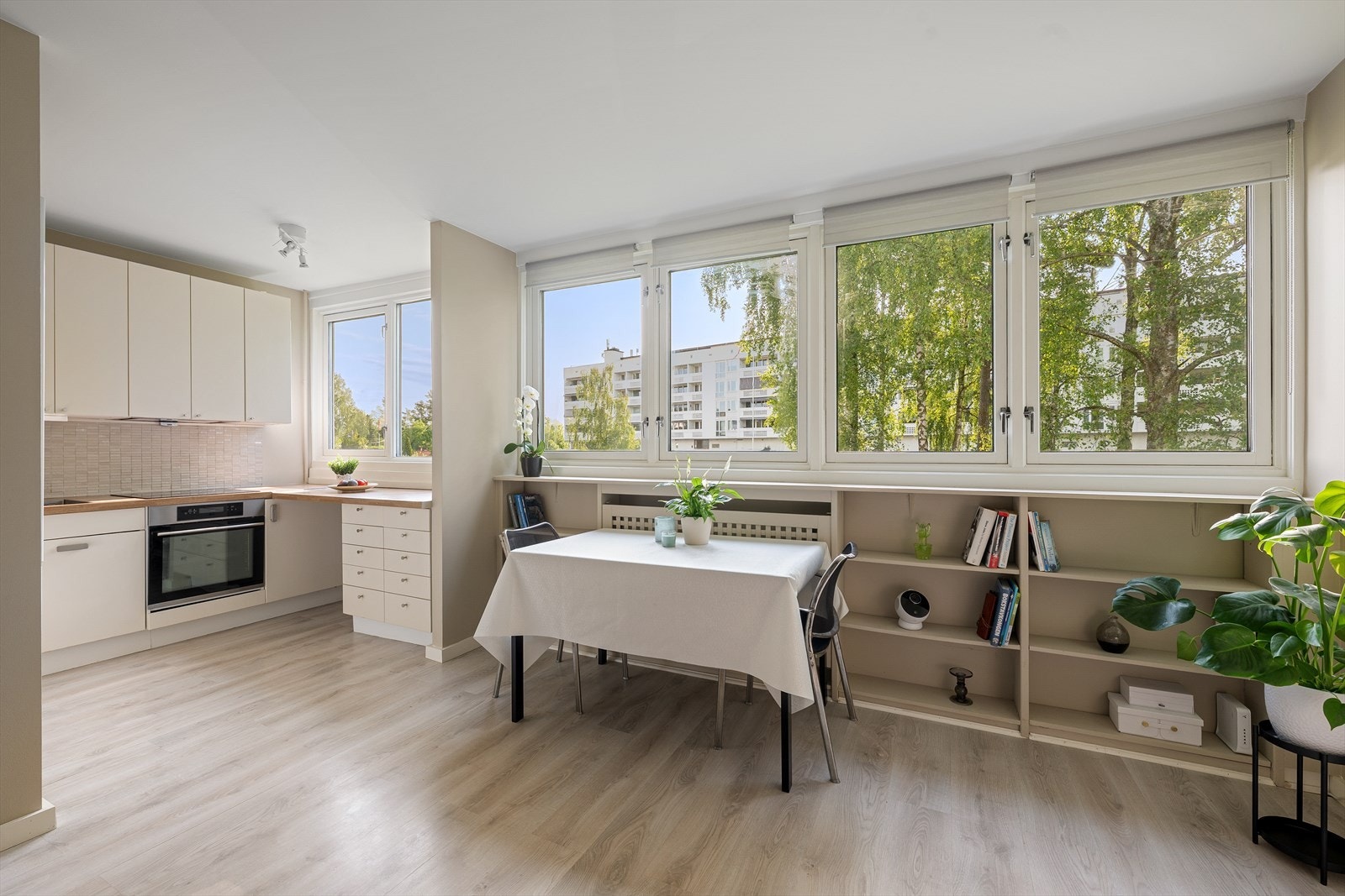 Kjøkkenet ble oppgradert i 2016 og fremstår moderne med hvite, matte fronter og stilrene linjer Galleribilde