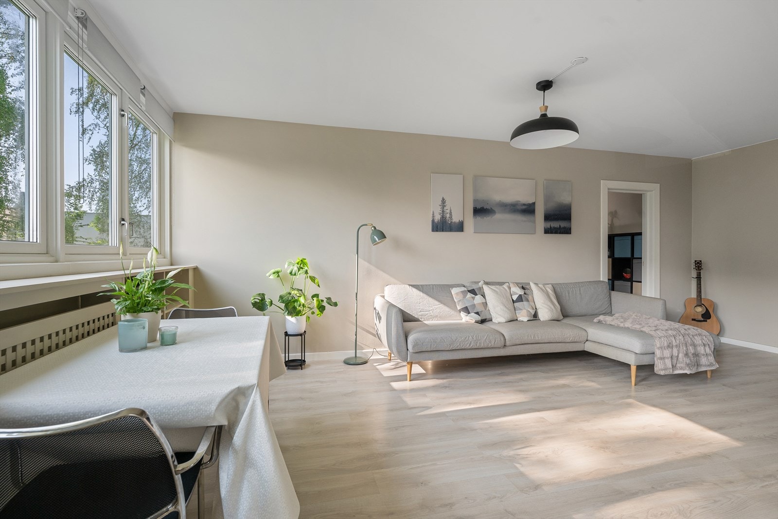 Veggene er malt i delikate farger som skaper en behagelig og innbydende atmosfære. En trivelig sone for både hverdagsliv og sosiale sammenkomster Galleribilde